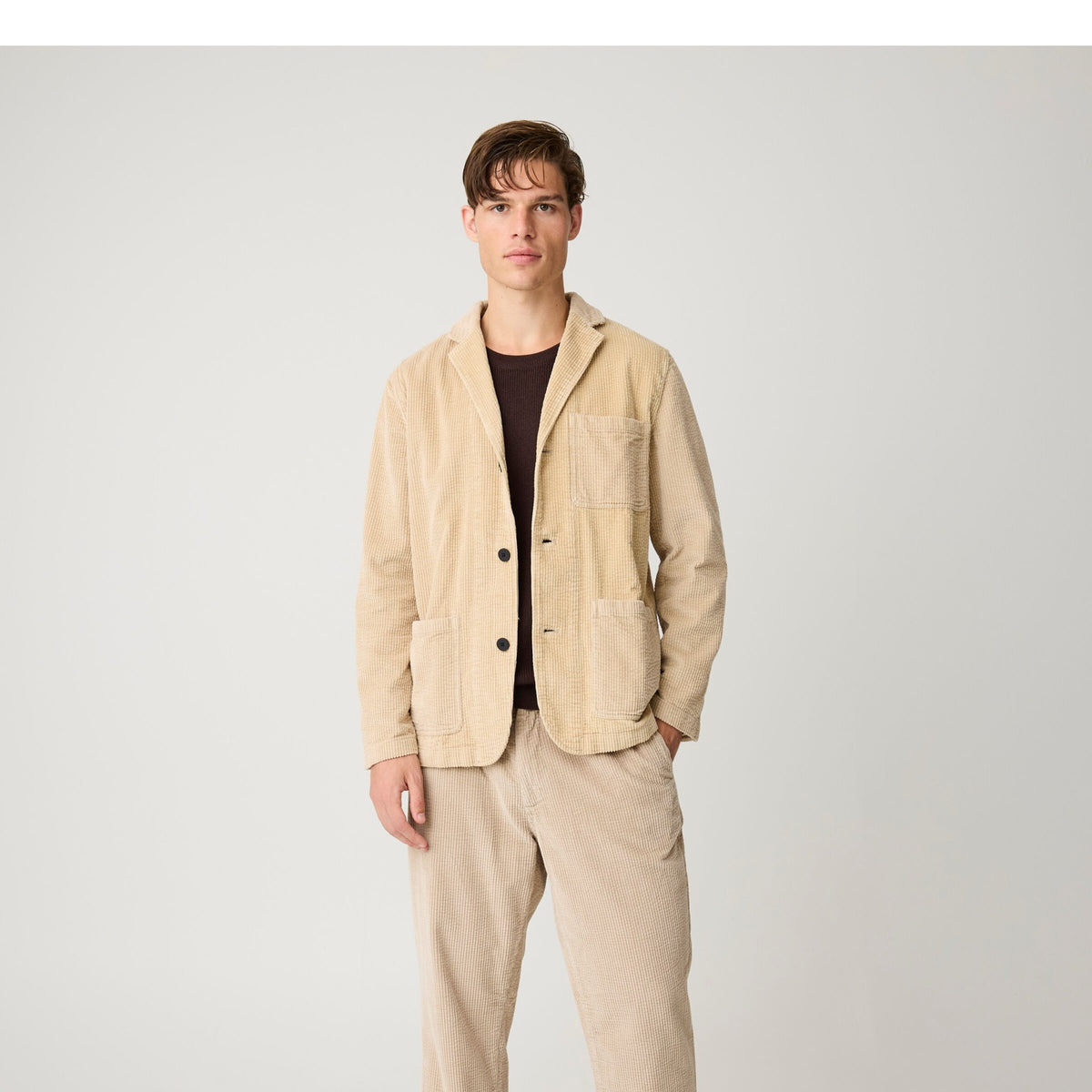 Pantalon Fig comfort en velours côtelé de coton bio, taille élastique — KnowledgeCotton Apparel — Gris clair chiné — porté | Appart 17 Bruxelles