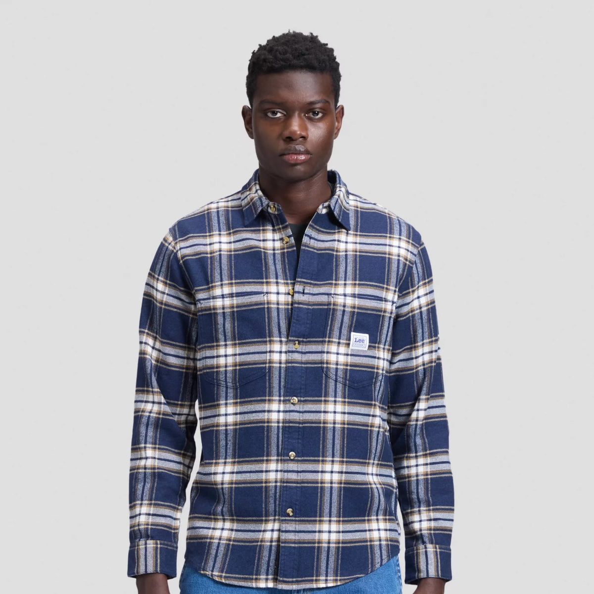 WORKWEAR Surchemise 2.0 en flanelle de coton régénératif — Lee — Insignia Blue — porté | Appart 17 Bruxelles