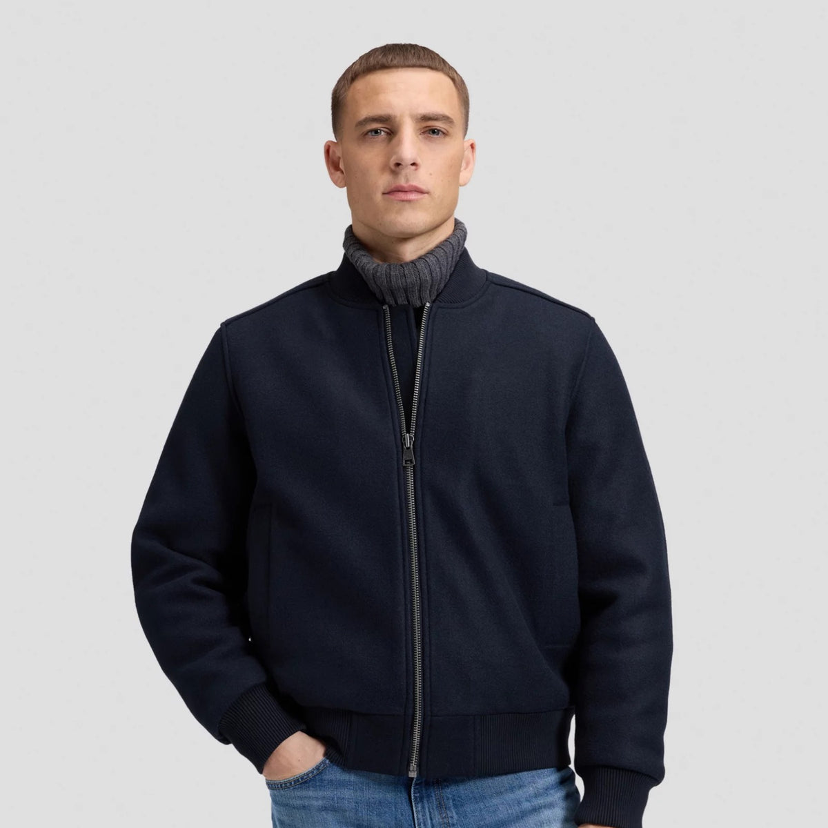 WOOL BOMBER Blouson zippé en laine mélangée, bords-côtes — Lee — Black — porté, de face, zippé | Appart 17 Bruxelles