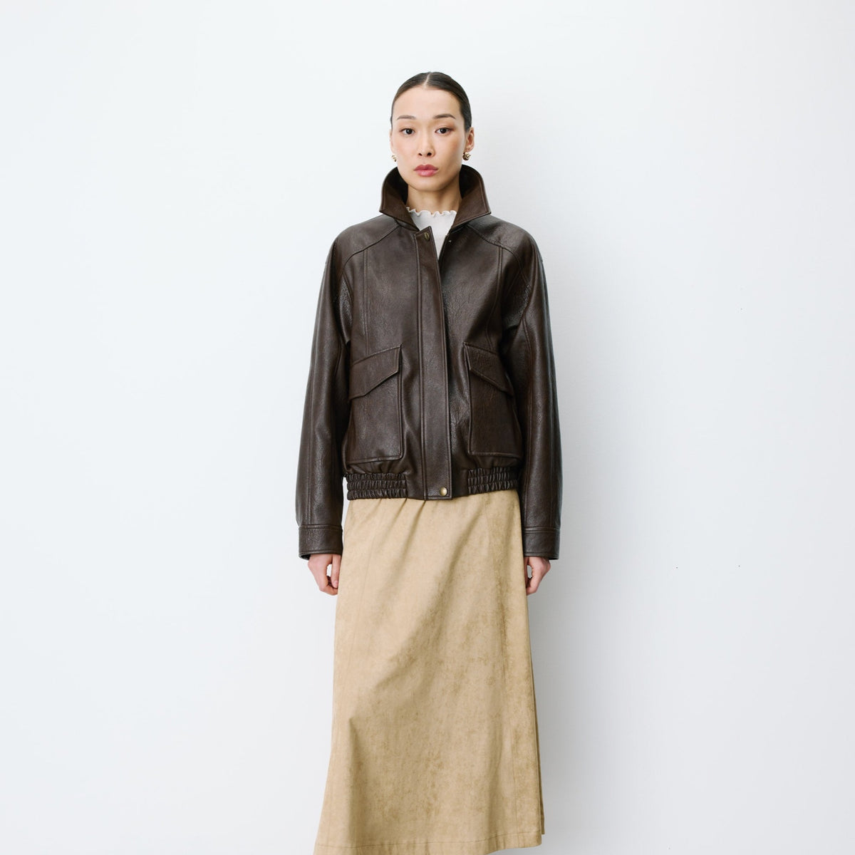Axel Blouson oversize en simili-cuir — Grace & Mila — Chocolat — porté, en pied | Appart 17 Bruxelles