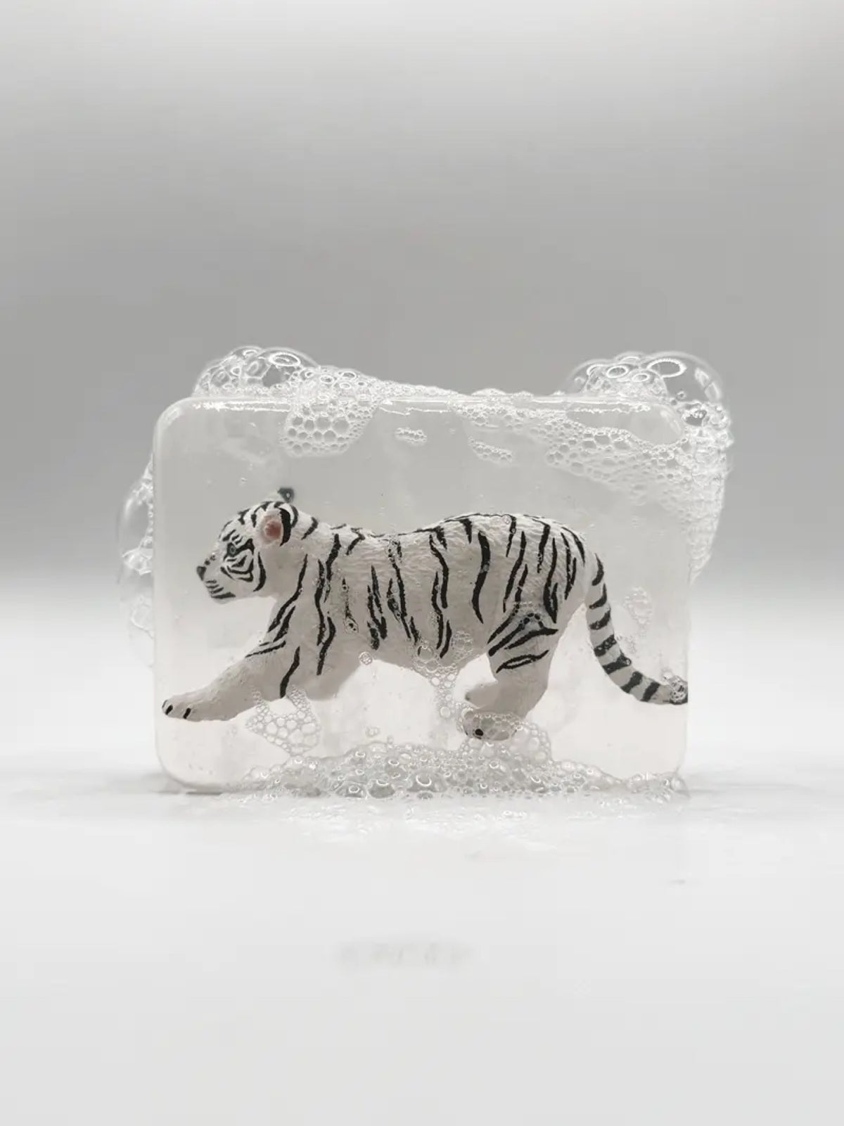 Savon surprise à figurine animal — Ludi Soap — Bébé tigre blanc — packshot | Appart 17 Bruxelles
