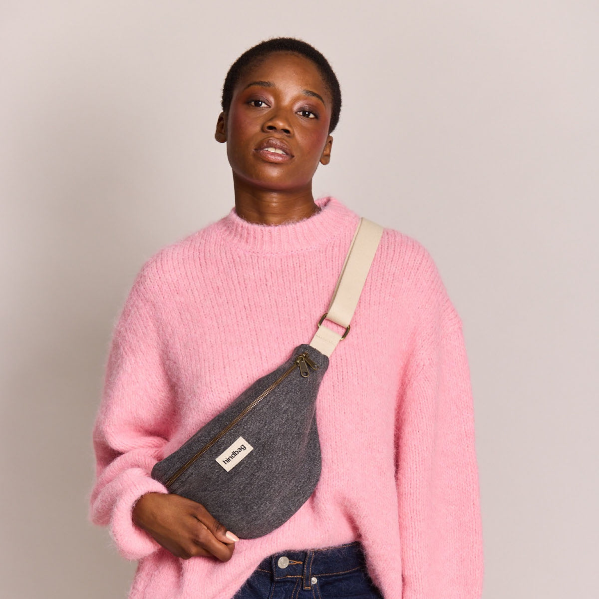 Hindbag Banane Olivia — Hindbag — Denim gris foncé — porté | Appart 17 Bruxelles