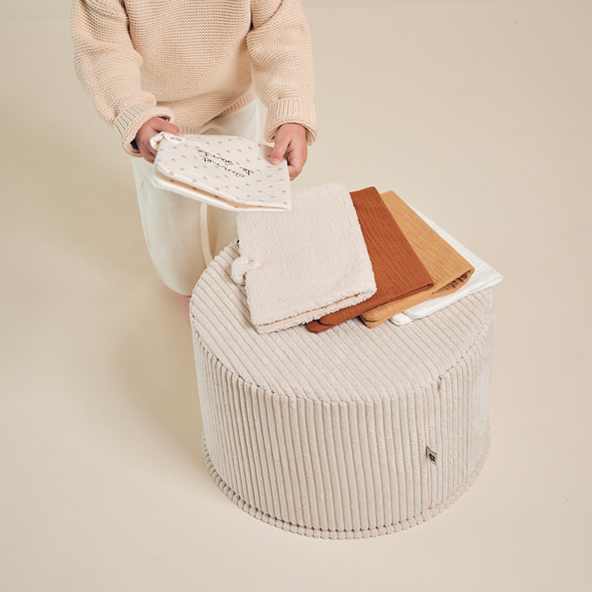Protège carnet de santé en gaze de coton brodé — Atelier Wagram — Écru — autre vue 4 | Appart 17 Bruxelles