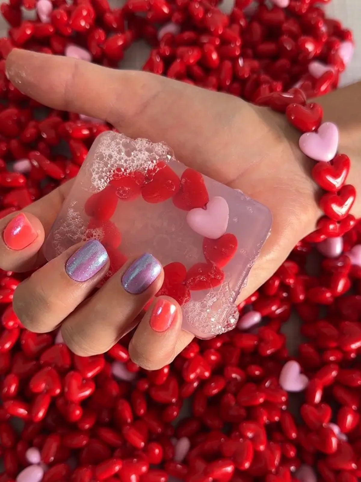 Savon surprise bracelet de perles Gaga × Ludi Soap — Ludi Soap — Rouge — autre vue 2 | Appart 17 Bruxelles