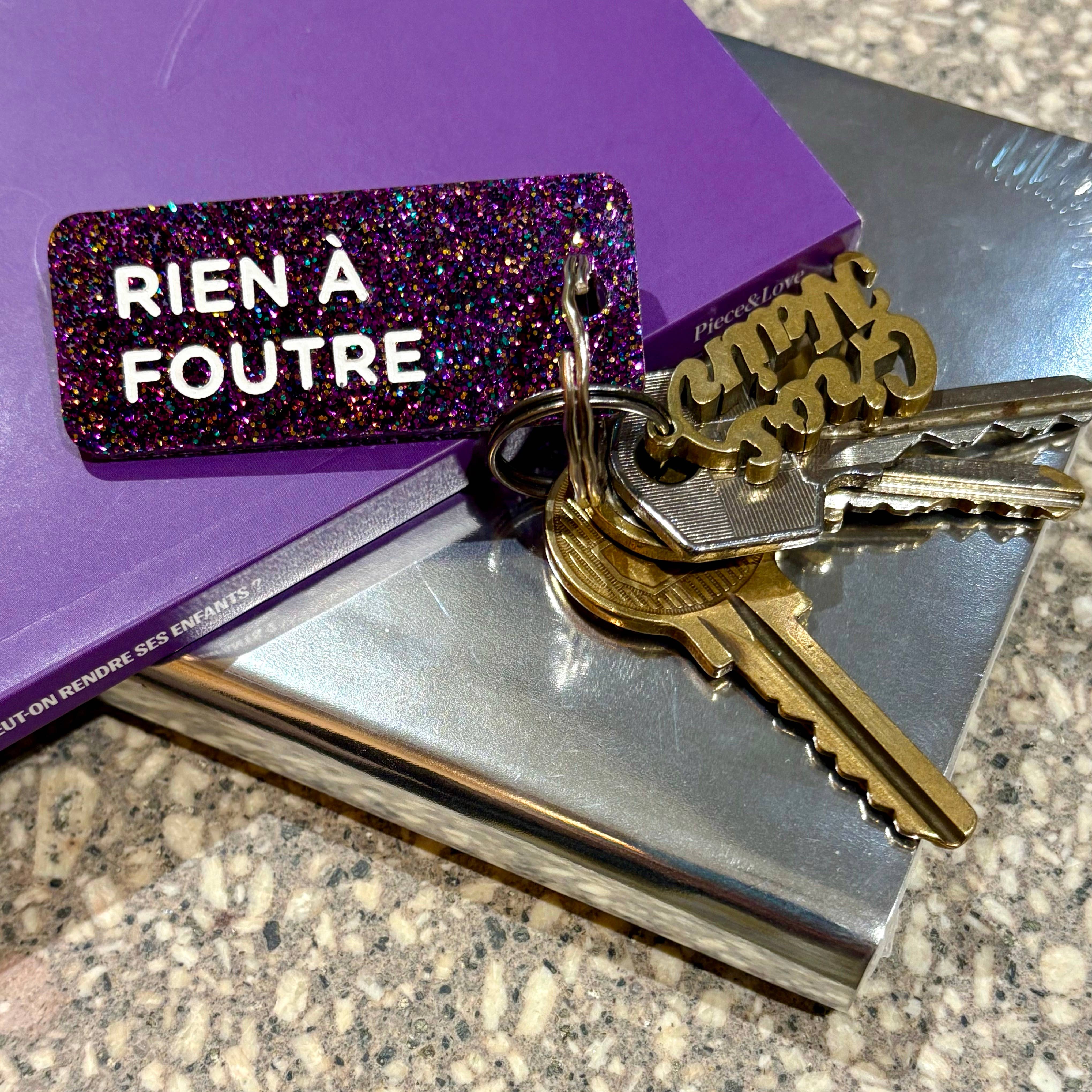 RIEN À FOUTRE Porte-clés à paillettes Plus de Love: Violet — Appart 17 Bruxelles