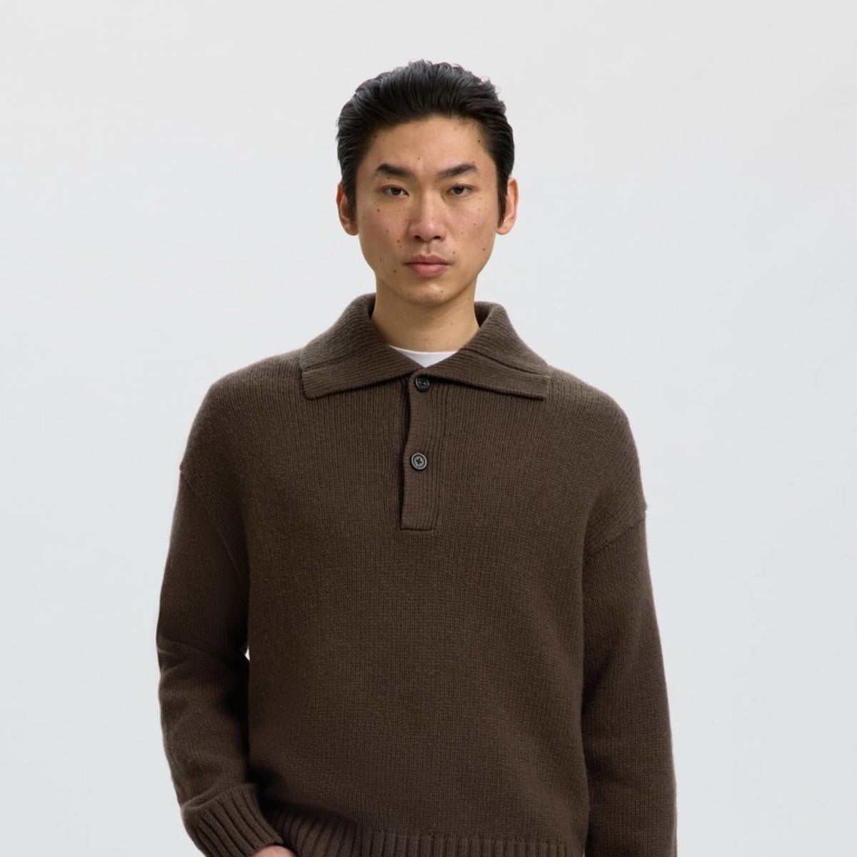 SLMCODY Polo en maille de laine, coupe décontractée — Selected Homme — Turkish Coffee — porté, de face | Appart 17 Bruxelles