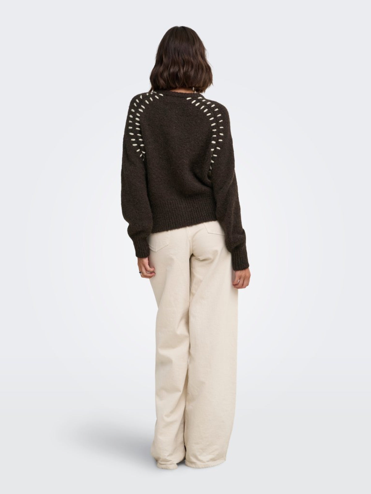 JDYZOEY ELLA Cardigan en maille à surpiqûres contrastées — JDY — Coffee Bean — porté, vue de dos 5 | Appart 17 Bruxelles
