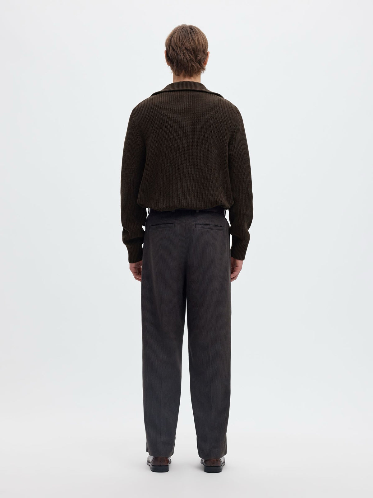 SLMPIM Pull demi-zip en coton bio, col montant — Selected Homme — Delicioso — porté, de dos, en pied | Appart 17 Bruxelles