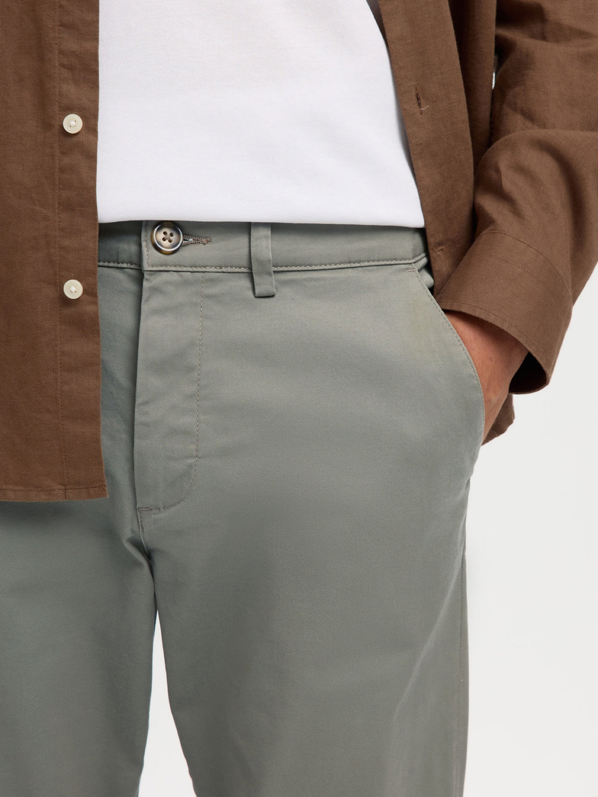 SLM175 NEW MILES Pantalon slim chino stretch coton bio — Selected Homme — Vetiver — détail | Appart 17 Bruxelles