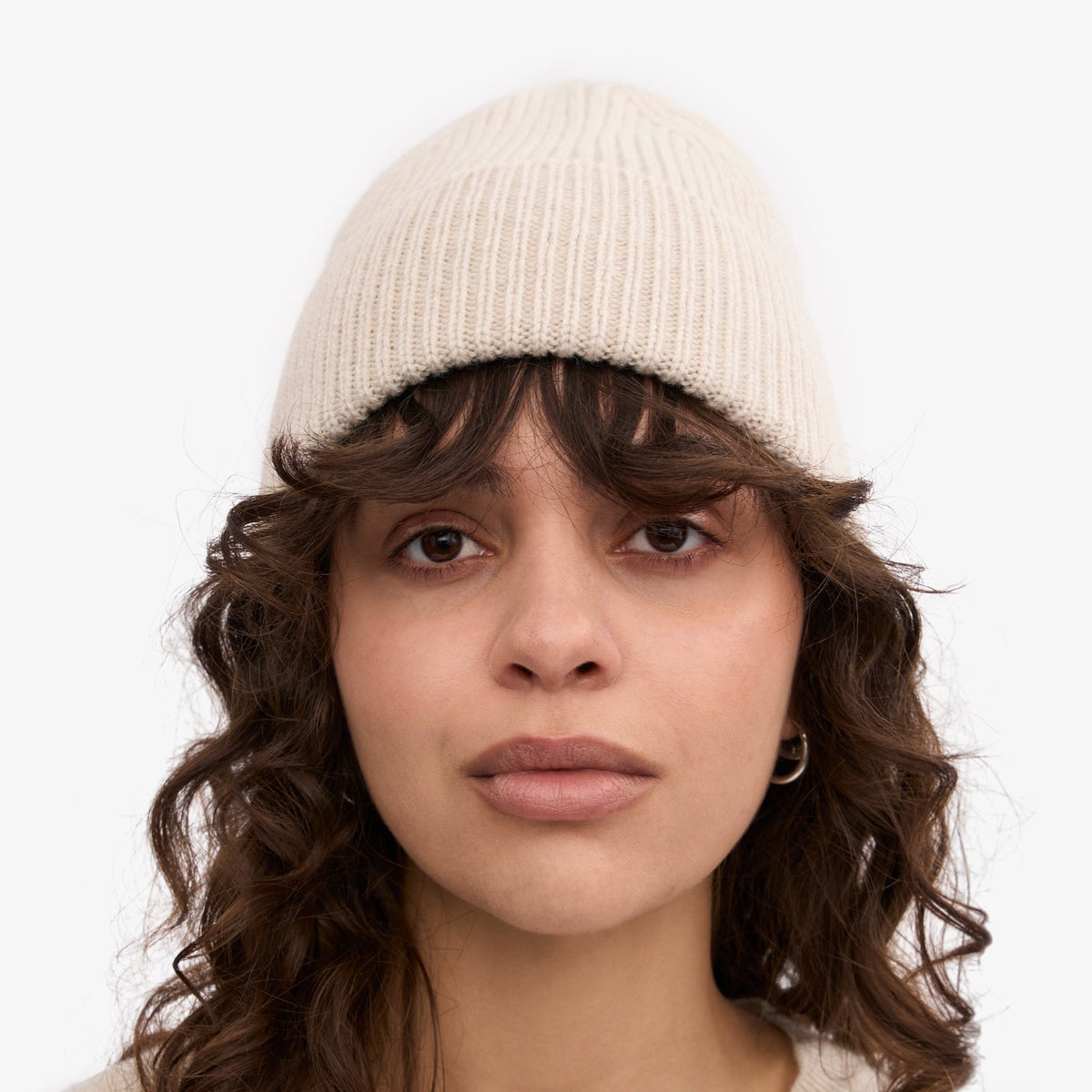 Colorful Standard Merino Wool Beanie Bonnet laine mérinos recyclée — Colorful Standard — Ivory White — porté, vue de face | Appart 17 Bruxelles