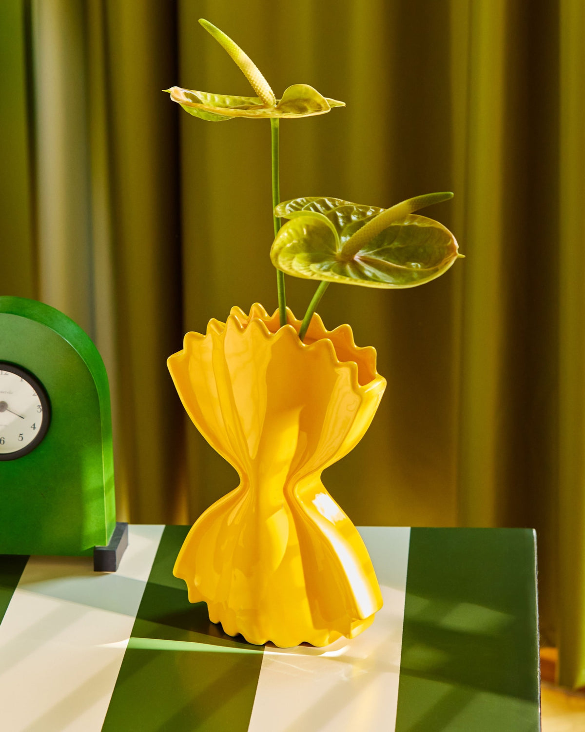Fluid Market Vase Pasta farfalle en céramique — Fluid Market — Jaune — en situation 2 | Appart 17 Bruxelles