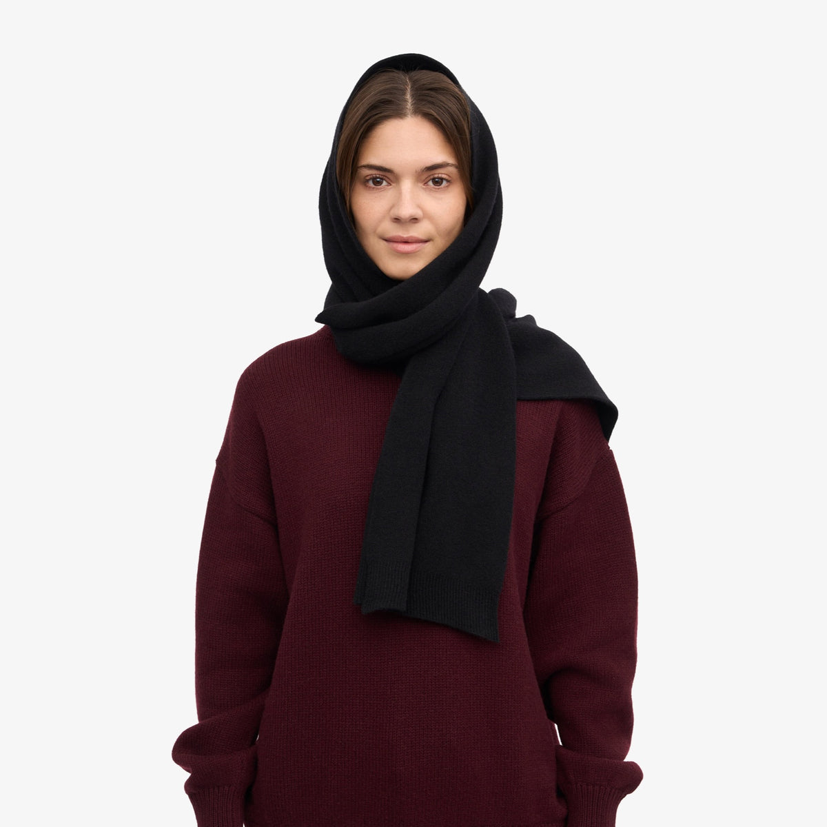 Colorful Standard Merino Wool Scarf Écharpe laine mérinos recyclée — Colorful Standard — Deep Black — porté, vue de face | Appart 17 Bruxelles