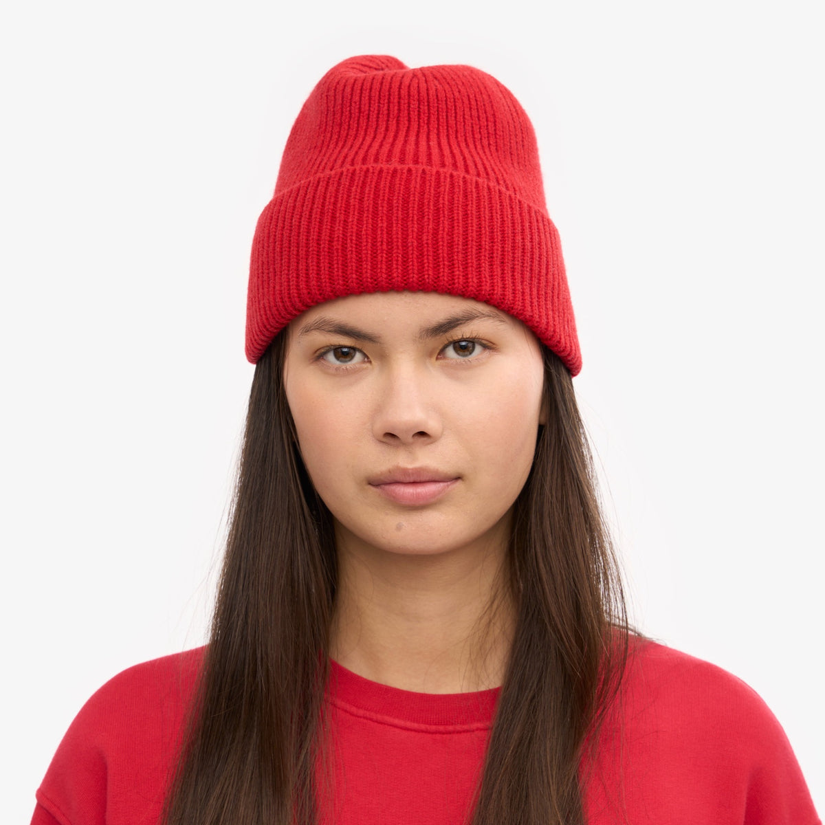 Colorful Standard Merino Wool Beanie Bonnet laine mérinos recyclée — Colorful Standard — Scarlet Red — porté, vue de face | Appart 17 Bruxelles