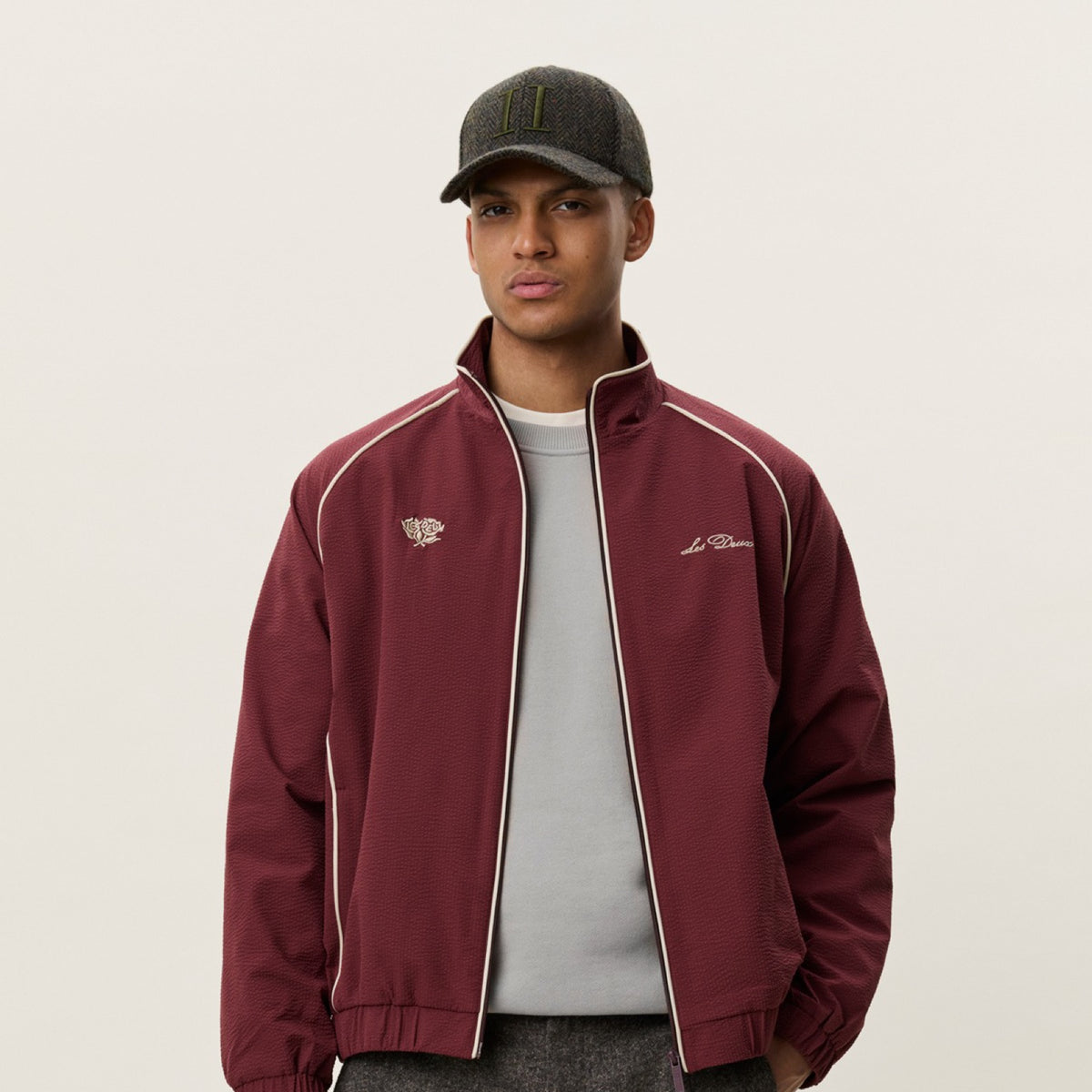 Seersucker Track Jacket Veste zippée de survêtement à passepoils — Les Deux — Chocolate Truffle Red — porté, de face | Appart 17 Bruxelles