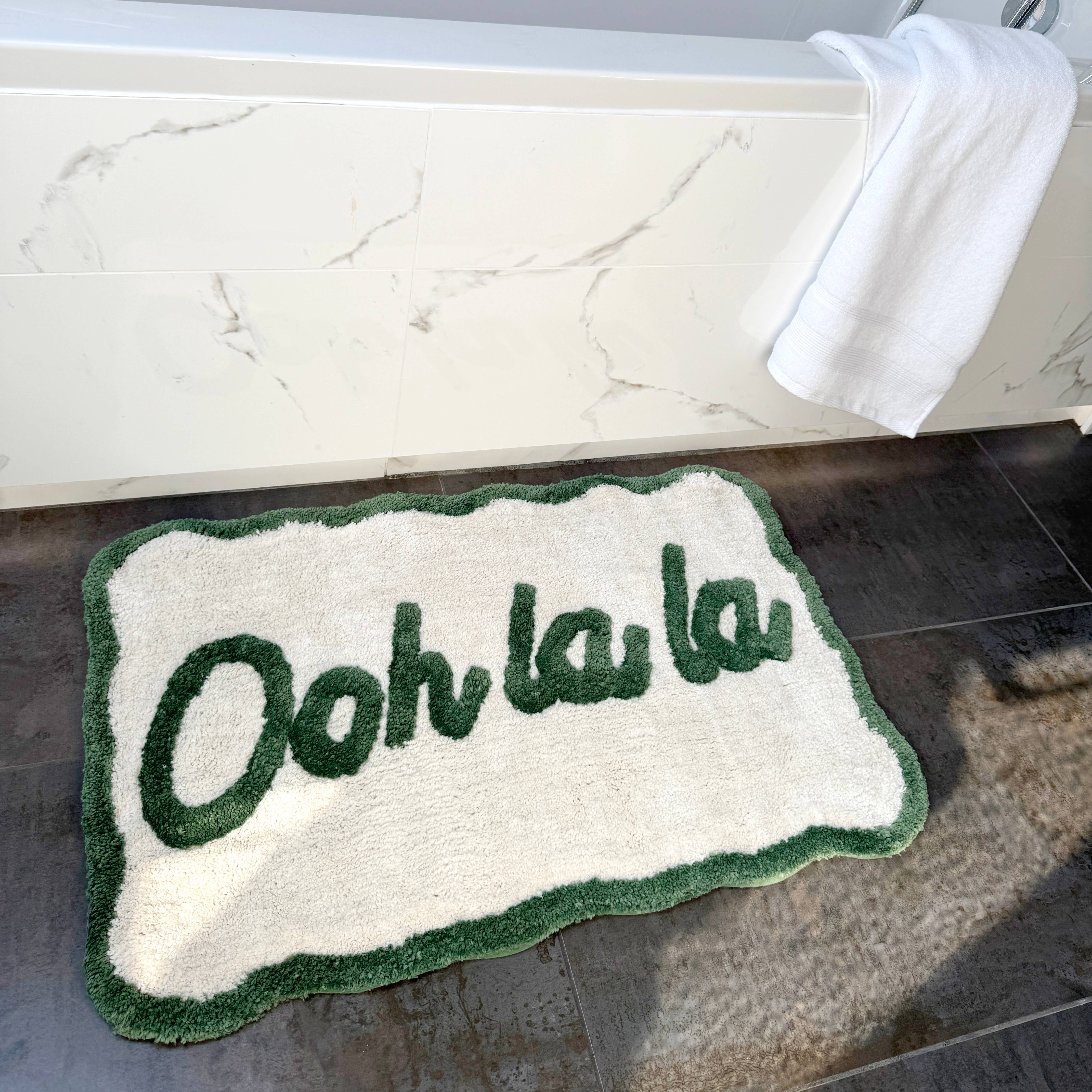 Tapis de bain « Ooh La La » festonné — Rose & rouge — vue 8, Rose & rouge | Appart 17