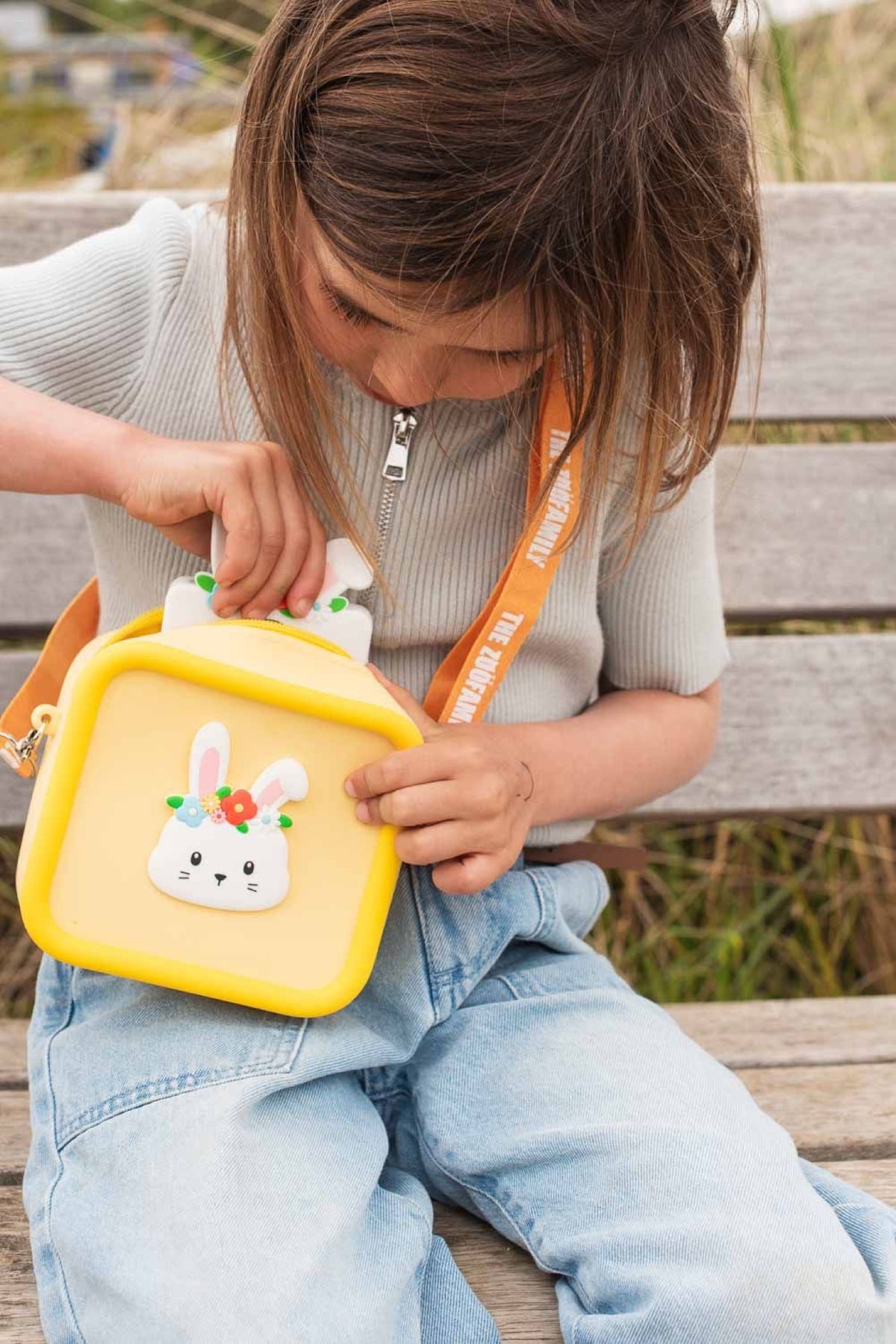 Pochette bandoulière en silicone pour appareil photo enfant — The Zoofamily — Lapin fleuri — autre vue 3 | Appart 17 Bruxelles
