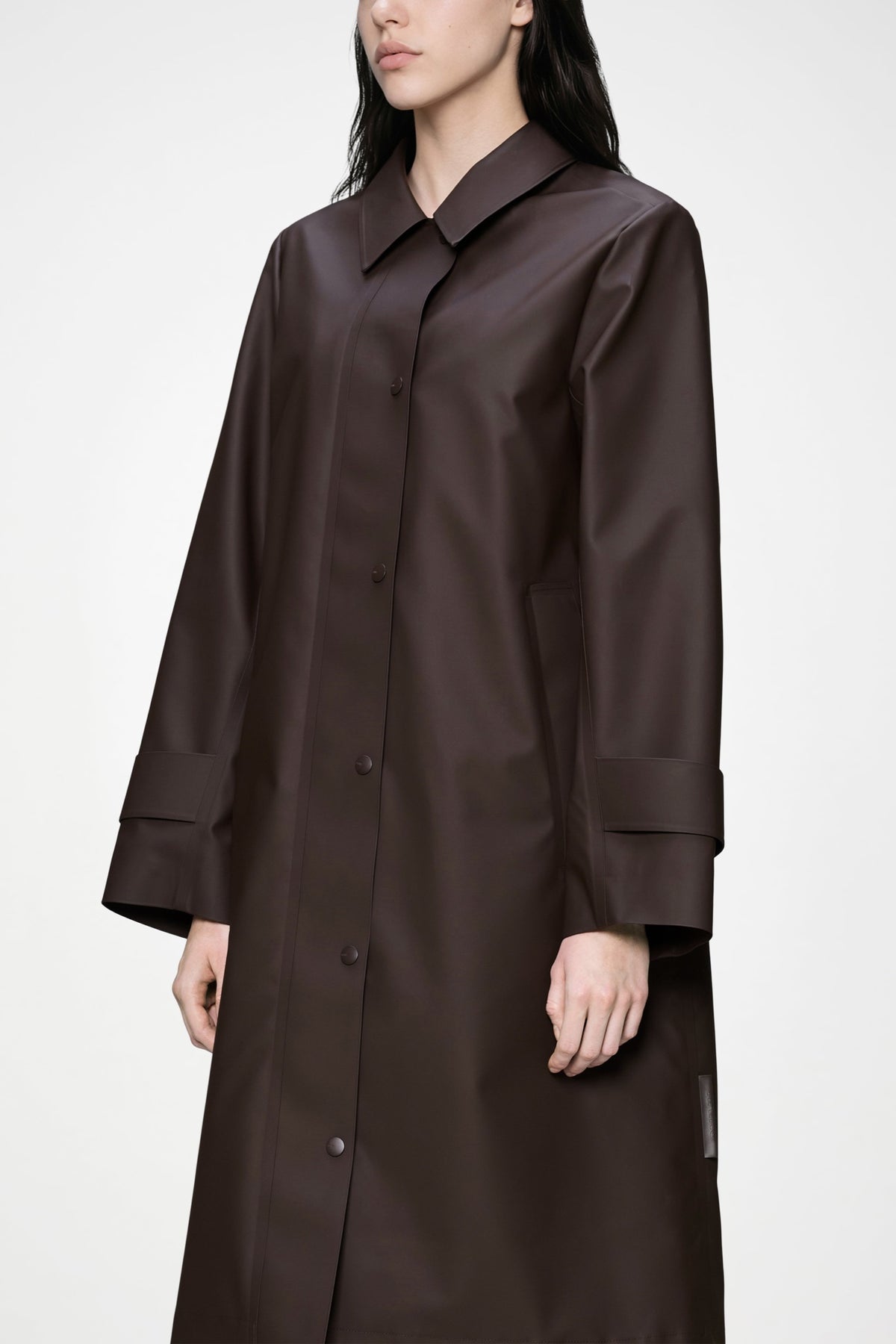 Rains NARA Long W Jacket Imperméable long cintré à capuche amovible — Rains — Bark — porté, buste 3 | Appart 17 Bruxelles