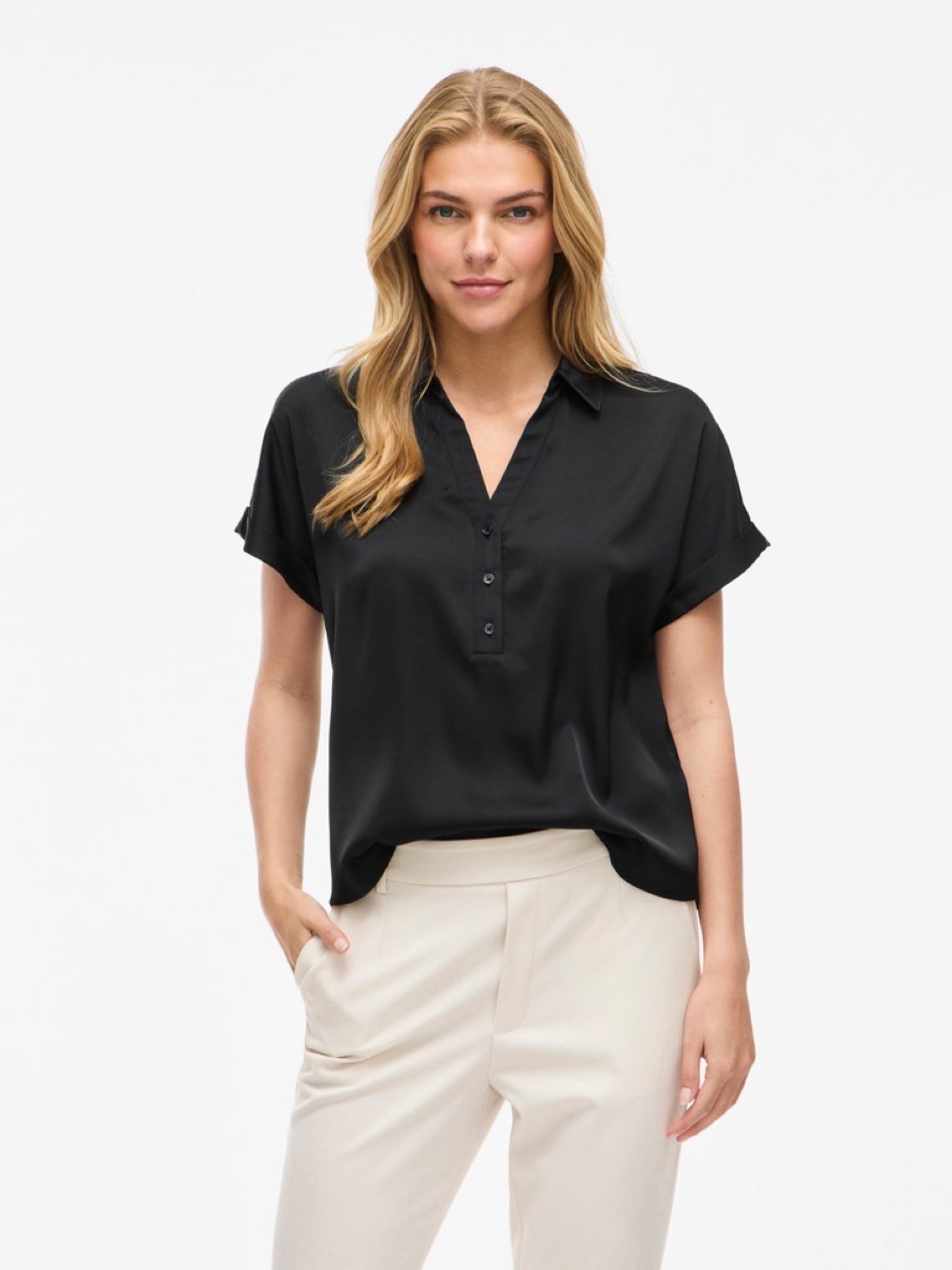 VIENNA RAVENNA Top manches courtes en satin recyclé Black Beauty – VILA | Appart 17