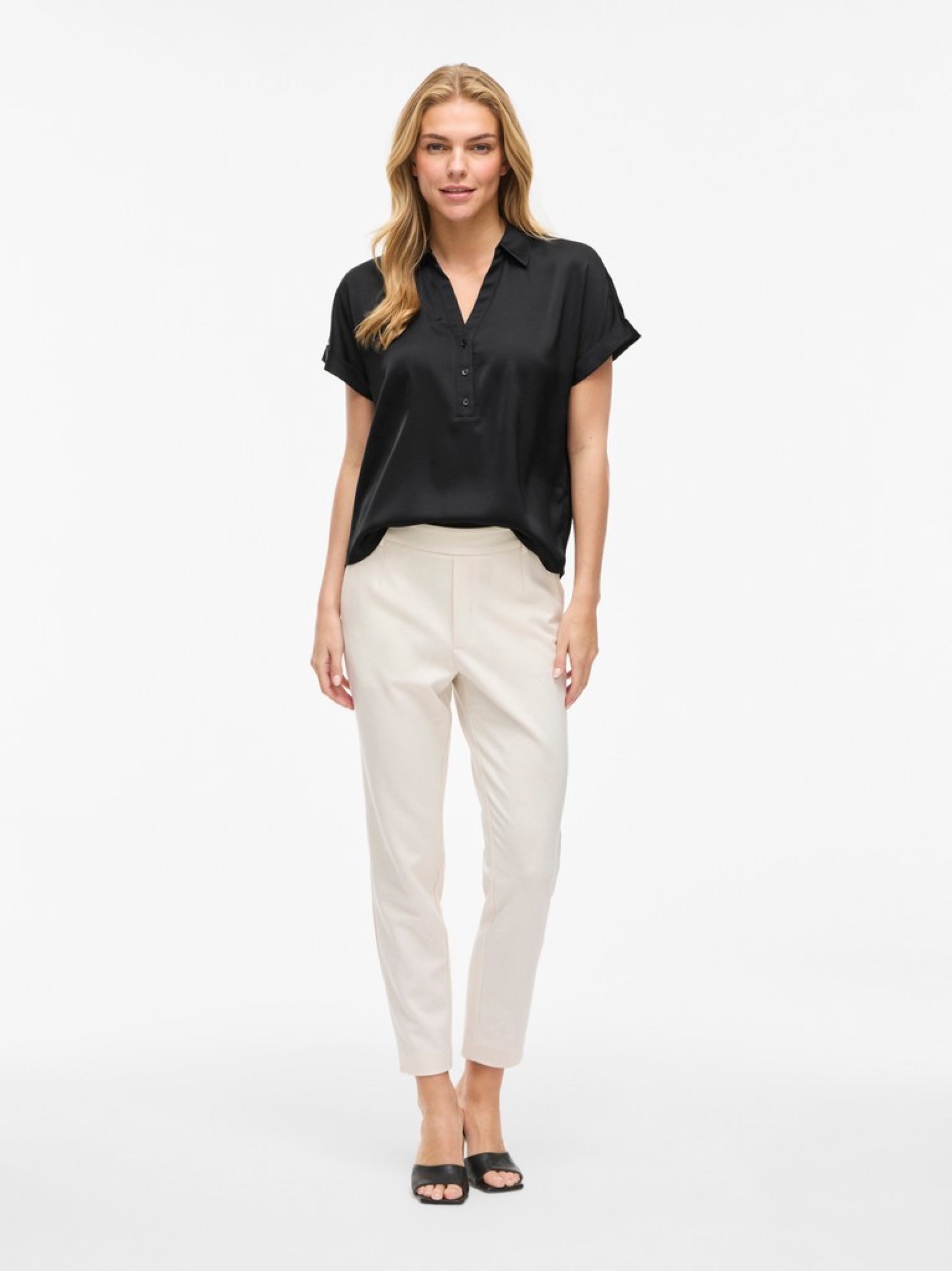 VIENNA RAVENNA Top manches courtes en satin recyclé Black Beauty – VILA | Appart 17
