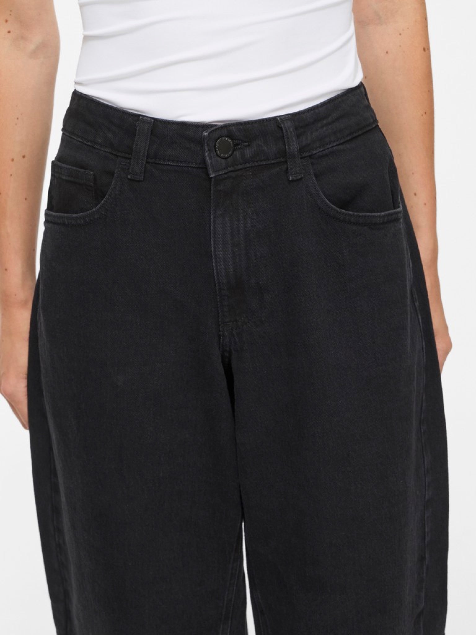 VIBRADY Jean — Medium Blue Denim Wash 009 & Black Denim Wash 501 | Appart 17