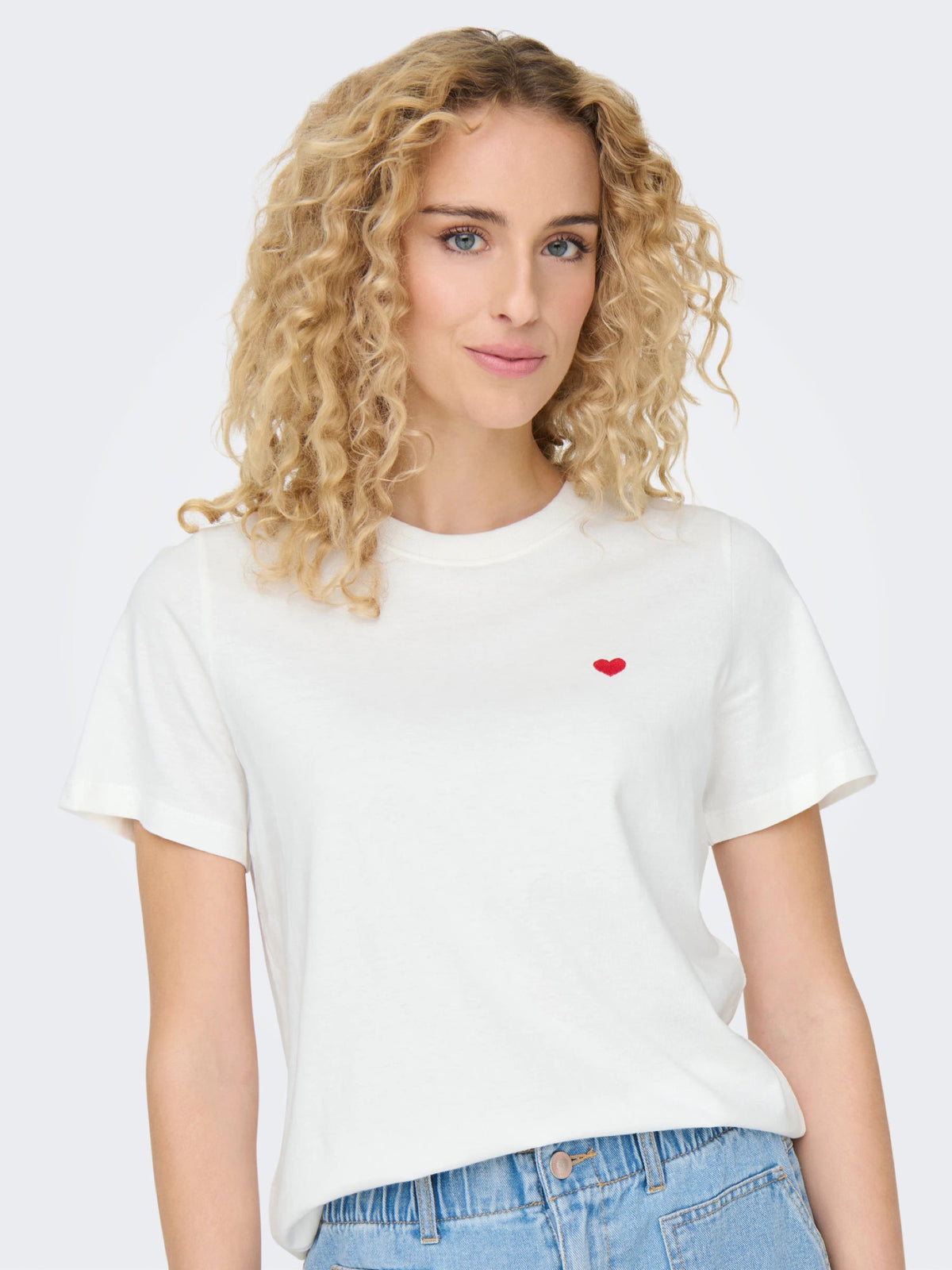 JDYPISA T-shirt col rond en coton bio à imprimé — JDY — Cloud Dancer / Bittersweet Heart — détail | Appart 17 Bruxelles