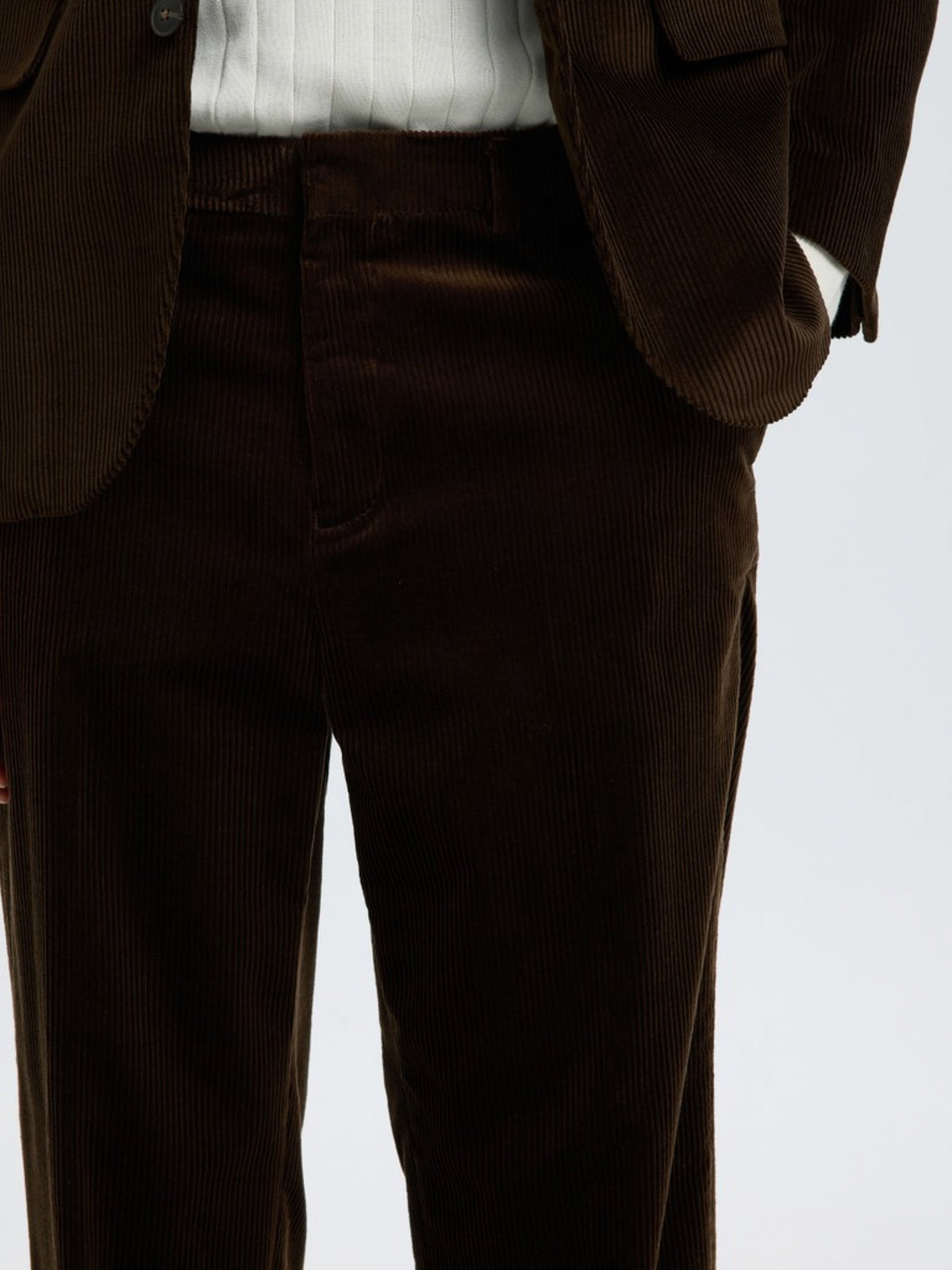 SLMREG-ENZO Pantalon en velours côtelé de coton bio — Selected Homme — Delicioso — porté, détail 5 | Appart 17 Bruxelles