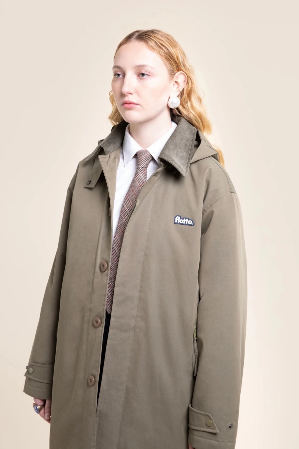 Flotte REUILLY Parka longue imperméable en coton — Flotte — Kaki — porté, buste 2 | Appart 17 Bruxelles