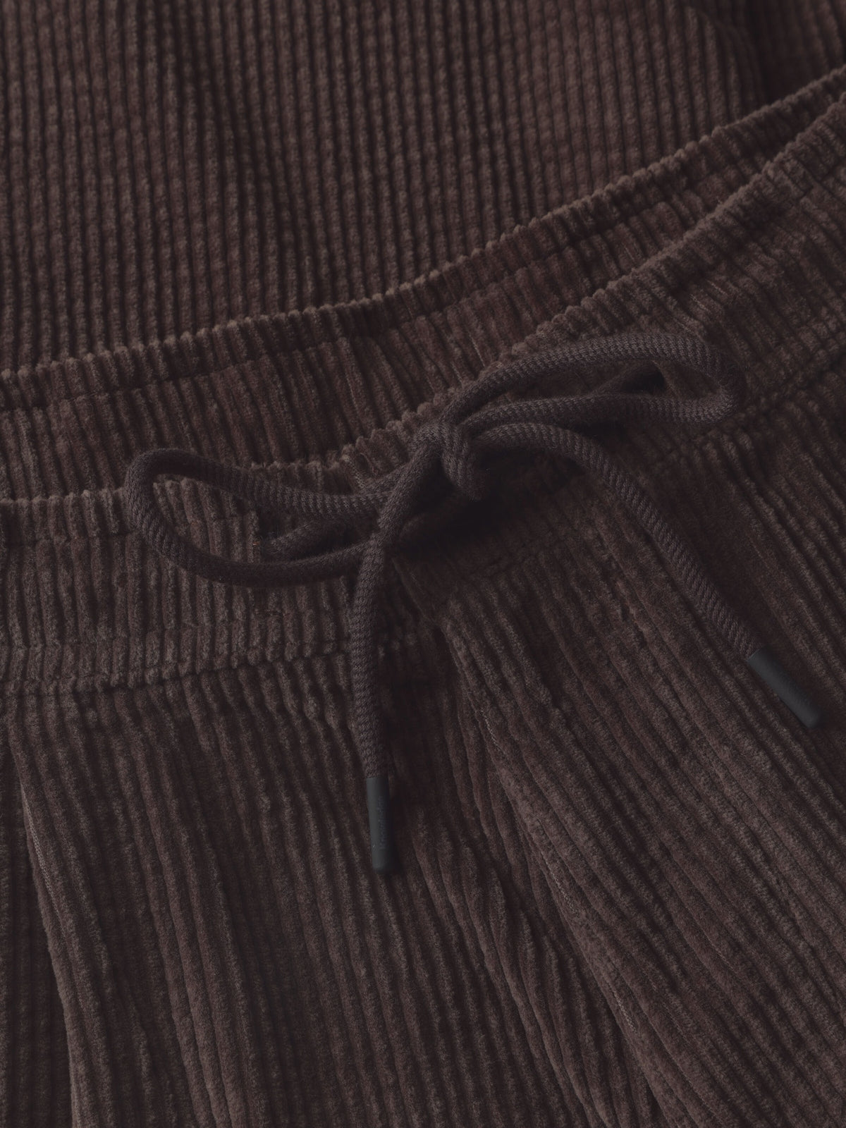 Pantalon Fig comfort en velours côtelé de coton bio, taille élastique — KnowledgeCotton Apparel — Chocolate Torte — gros plan matière 4 | Appart 17 Bruxelles