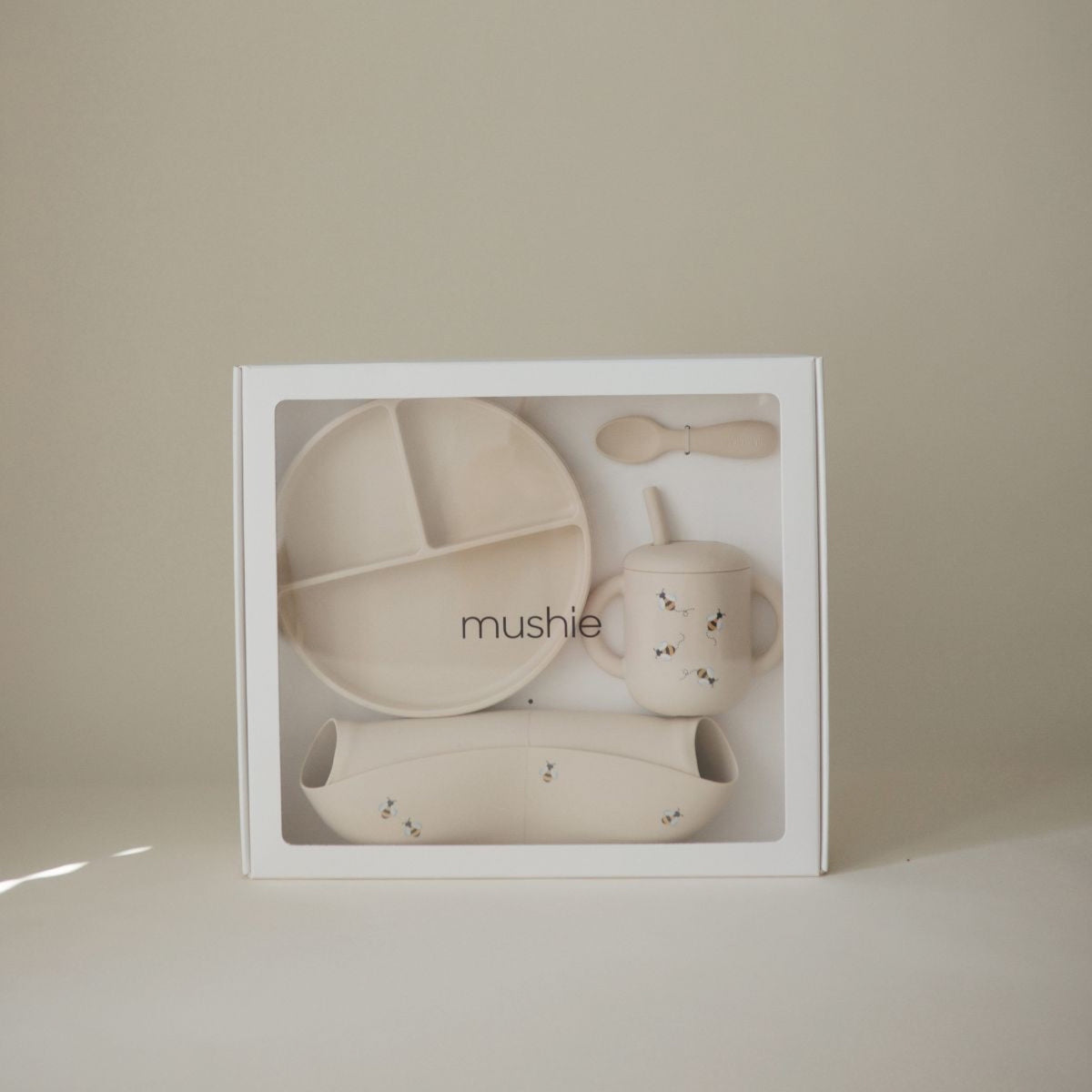 Coffret repas bébé en silicone — Mushie — Bees — mise en situation 2 | Appart 17 Bruxelles