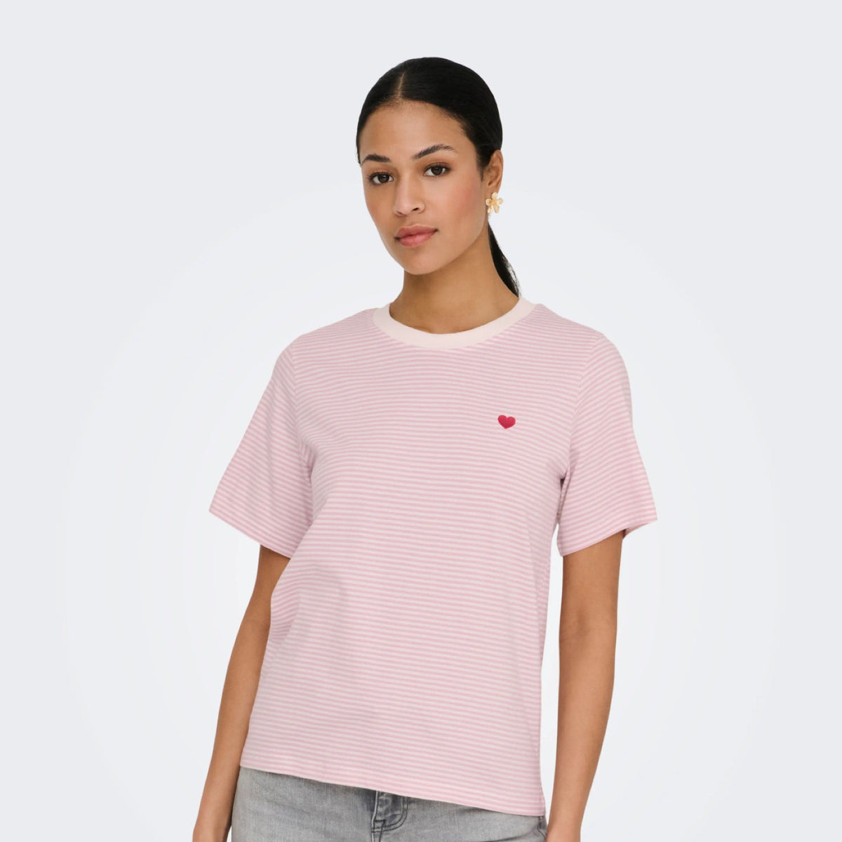 JDYPISA T-shirt col rond en coton bio à imprimé — JDY — Cloud Dancer / Fragrant Lilac Stripes — porté, vue de face | Appart 17 Bruxelles