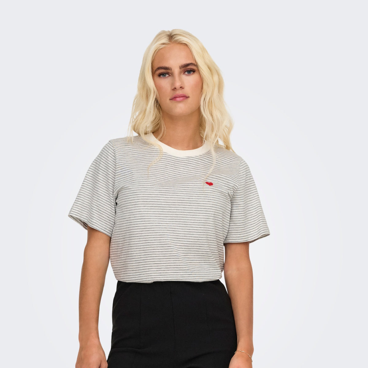 JDYPISA T-shirt col rond en coton bio à imprimé — JDY — Cloud Dancer / Light Grey Stripes — porté, vue de face | Appart 17 Bruxelles