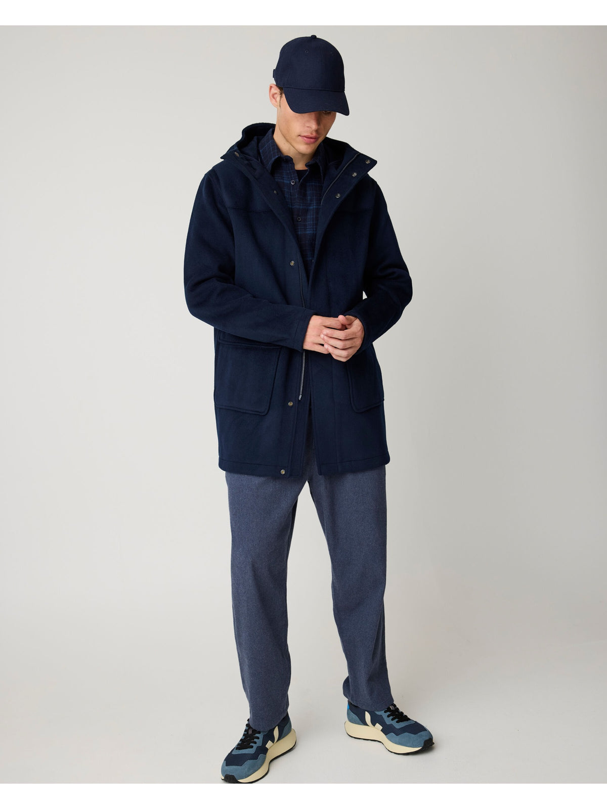 Duffle-coat Wool à capuche amovible en laine recyclée — KnowledgeCotton Apparel — Night Sky — porté 4 | Appart 17 Bruxelles