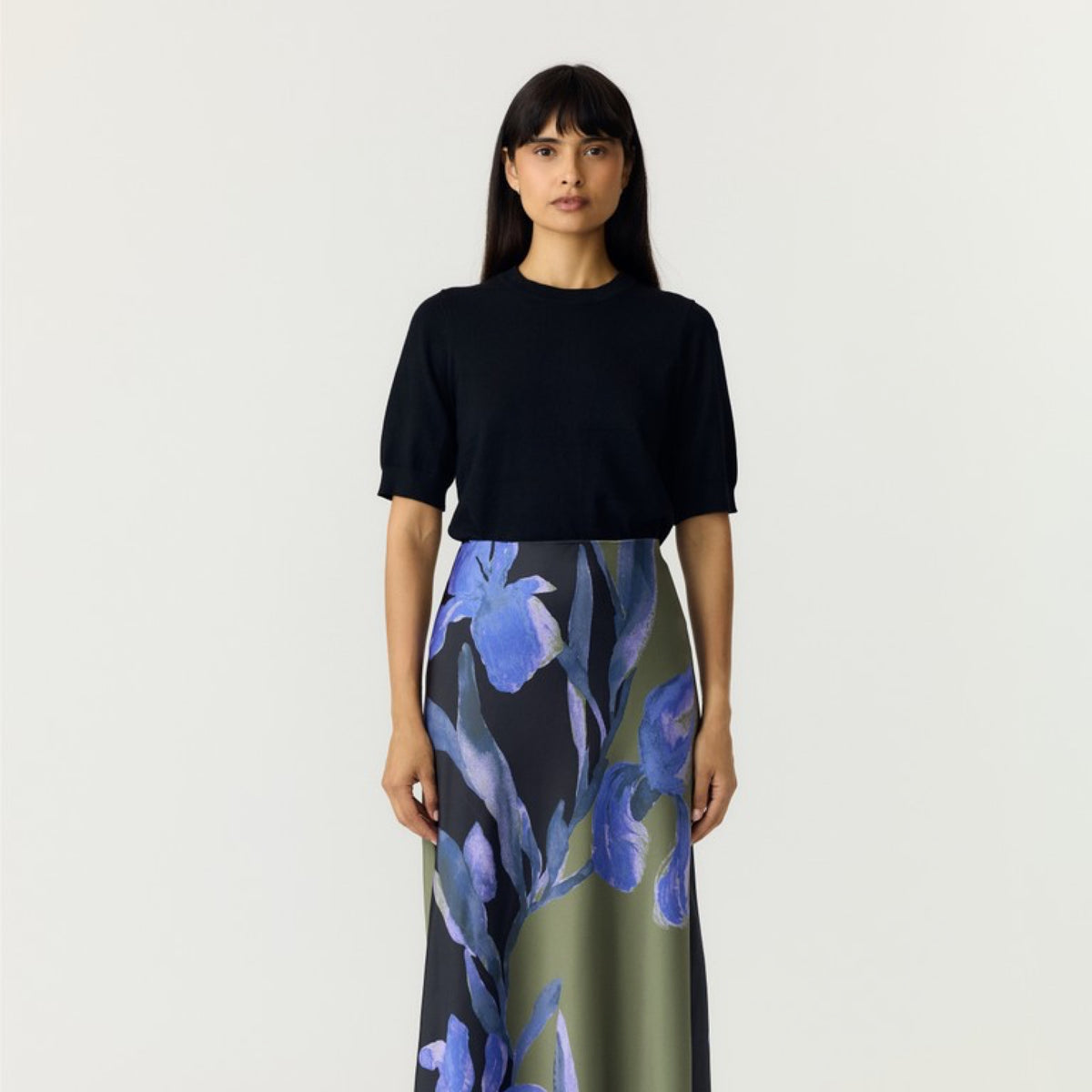YASPELLA Jupe longue en satin imprimé iris — YAS — Black Etira print — porté | Appart 17 Bruxelles