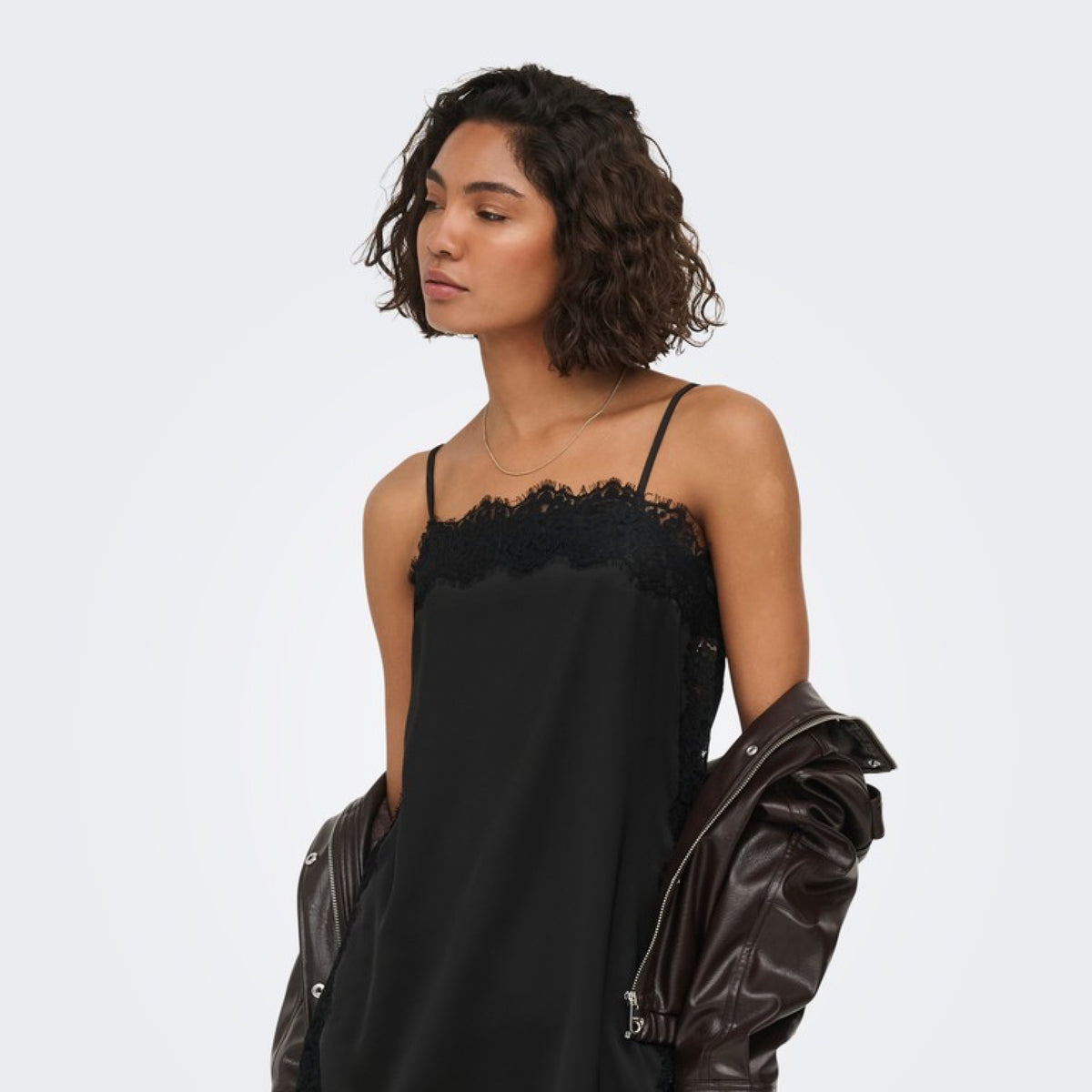 JDYALANA Caraco long satiné à bordures dentelle — JDY — Black — porté, vue de face | Appart 17 Bruxelles