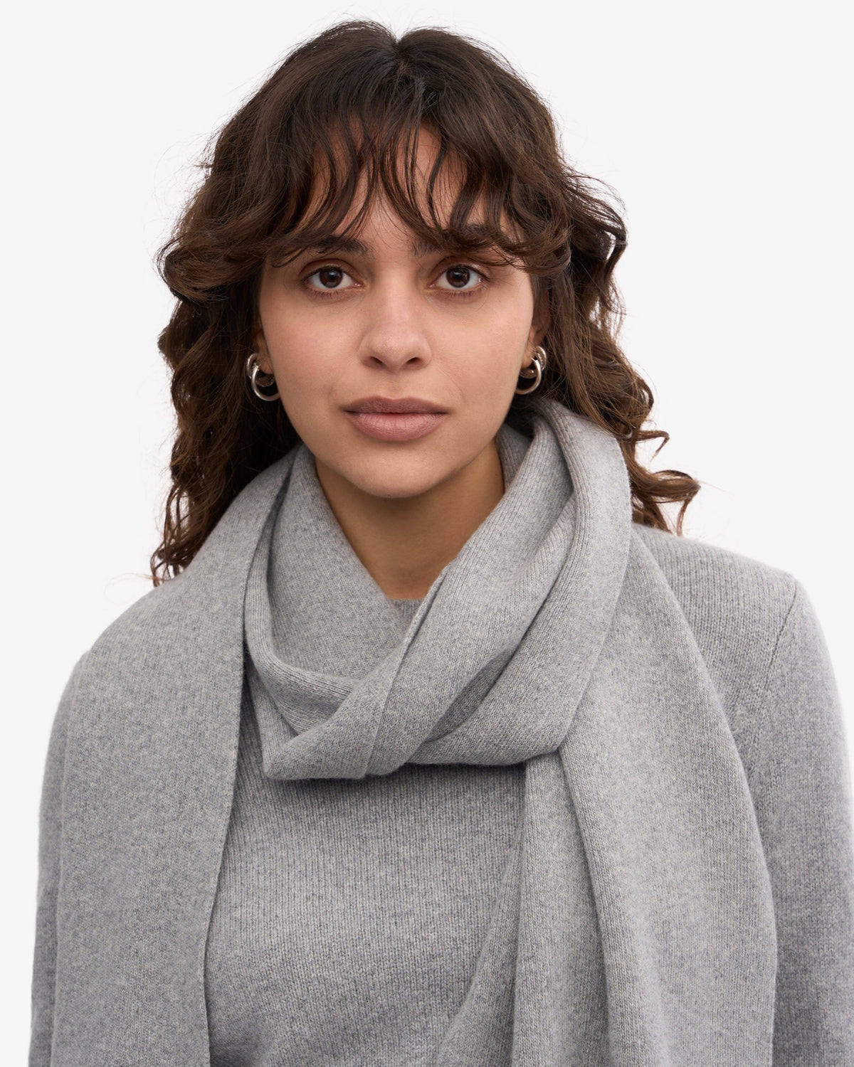 Colorful Standard Merino Wool Scarf Écharpe laine mérinos recyclée — Colorful Standard — Heather Grey — porté, vue de dos 3 | Appart 17 Bruxelles