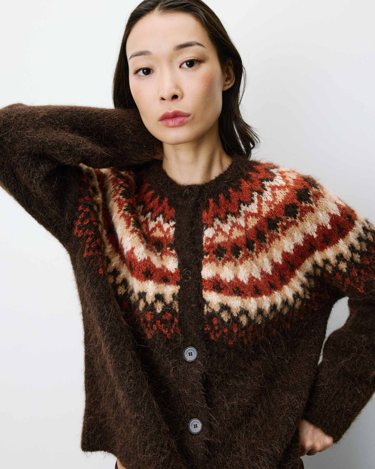 Alekio Cardigan jacquard nordique — Grace & Mila — Chocolat — porté, de près 3 | Appart 17 Bruxelles