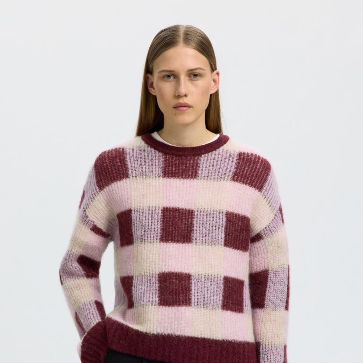 SLWLULU Pull ample à carreaux en laine et alpaga — Selected Femme — Tawny Port Checks — porté | Appart 17 Bruxelles