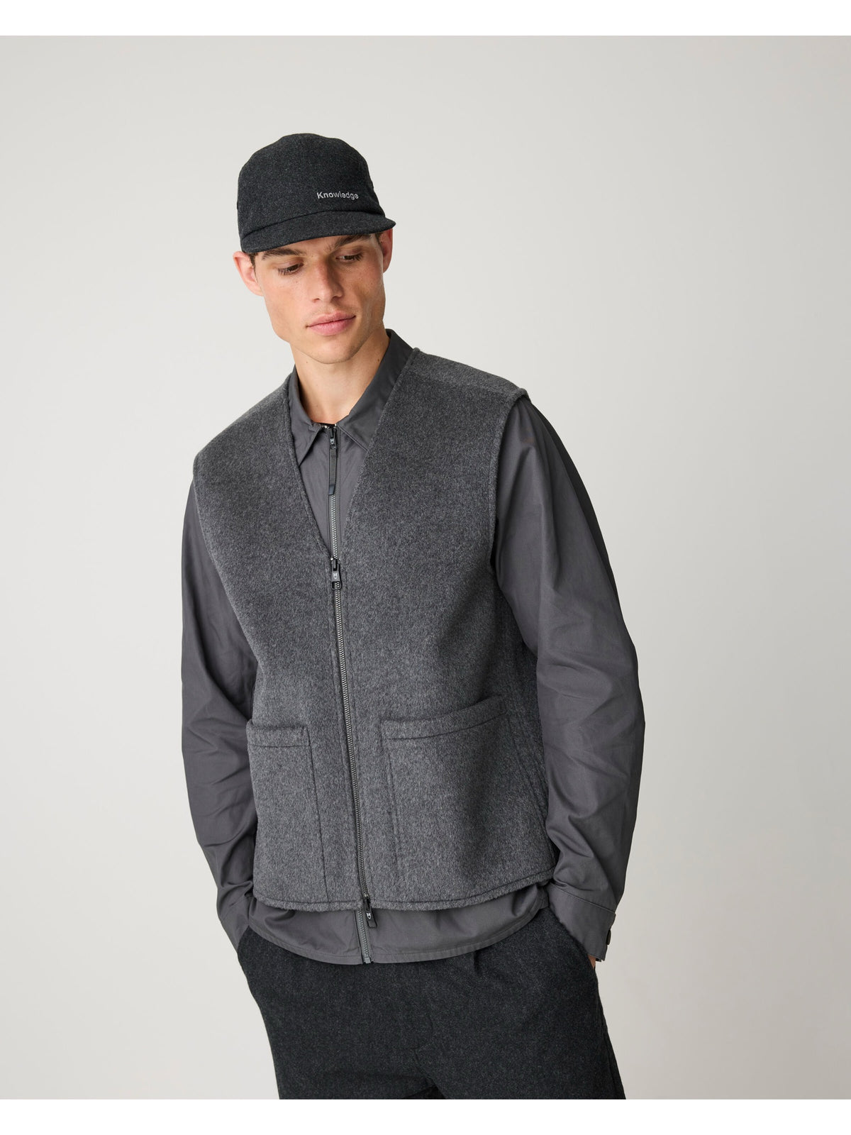 Veste Wool en laine recyclée col chemise — KnowledgeCotton Apparel — Gris foncé chiné — porté 3 | Appart 17 Bruxelles