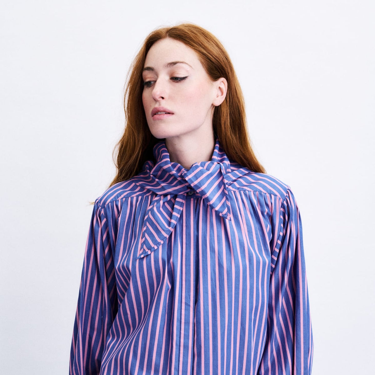 GURI Chemise rayée à col lavallière en coton — FRNCH — Rose — porté, vue de face | Appart 17 Bruxelles