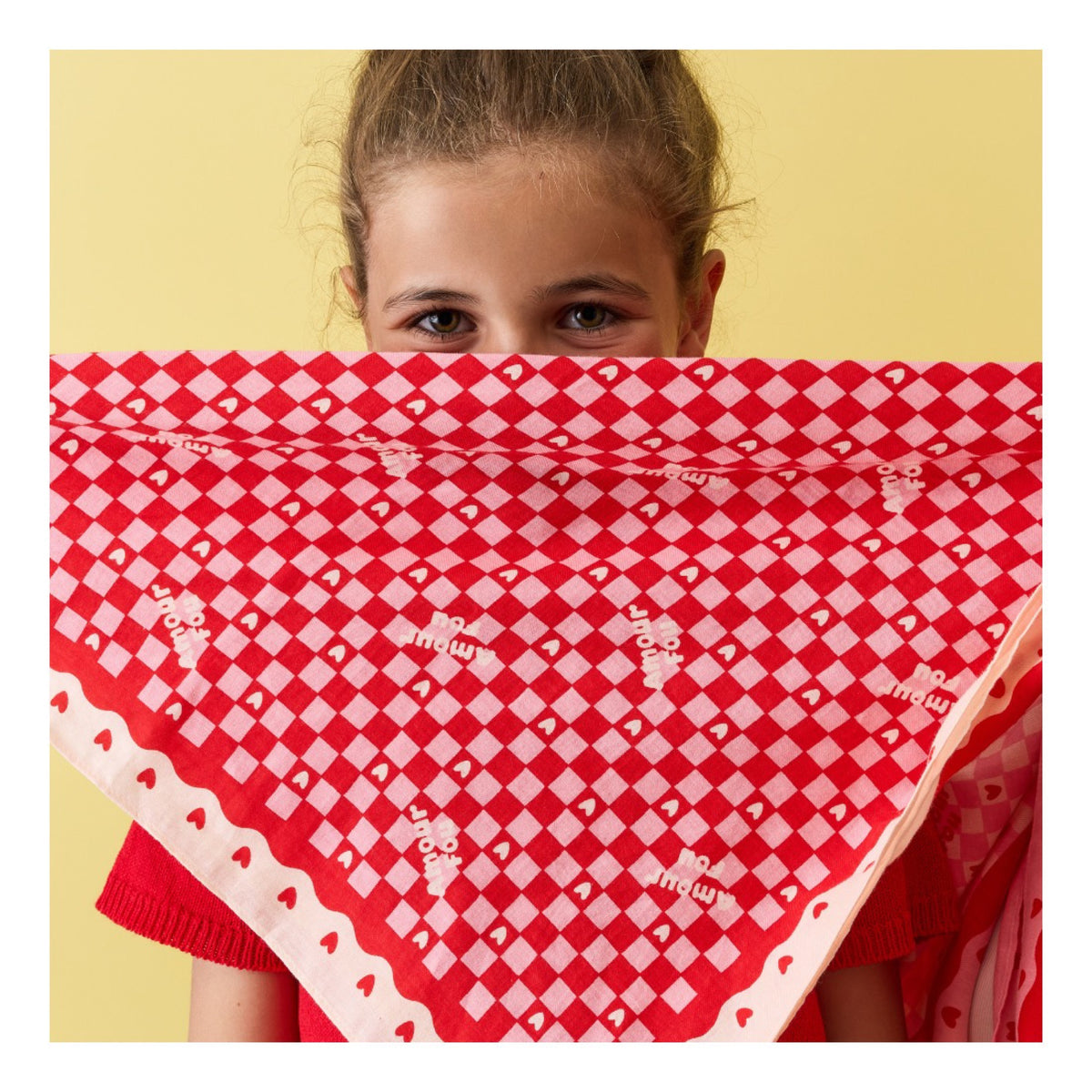 Foulard enfant 55 cm × Cha Cha Pop — Atelier Wagram — Amour fou beige et rouge — autre vue 2 | Appart 17 Bruxelles