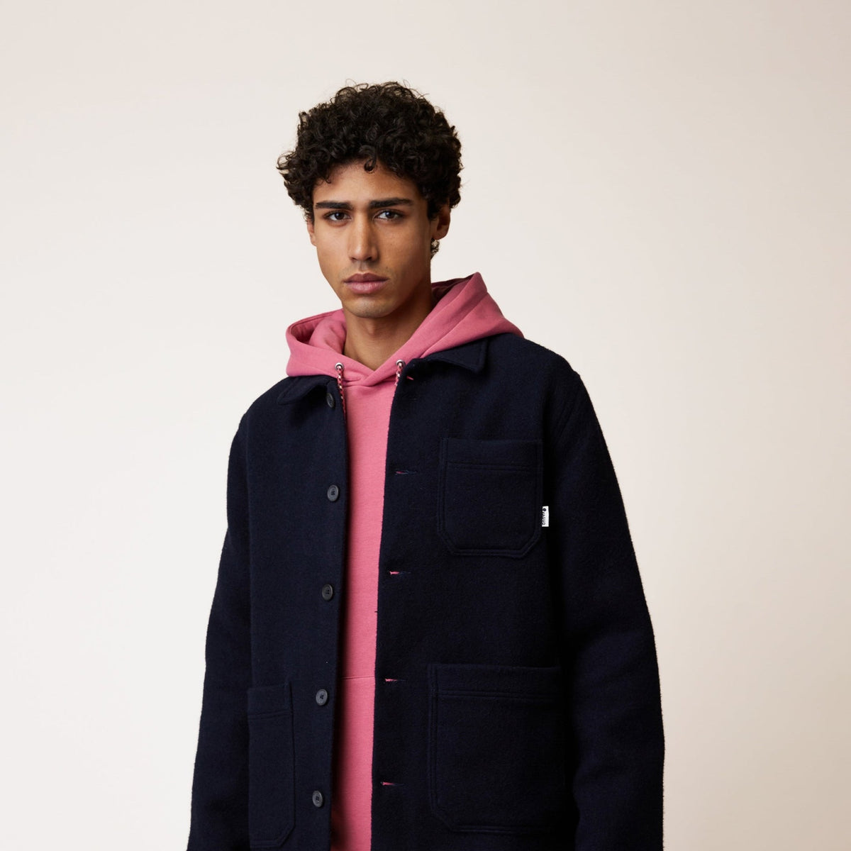 LORGE Veste workwear en lainage italien, poches plaquées — FAGUO — Bleu marine — porté | Appart 17 Bruxelles