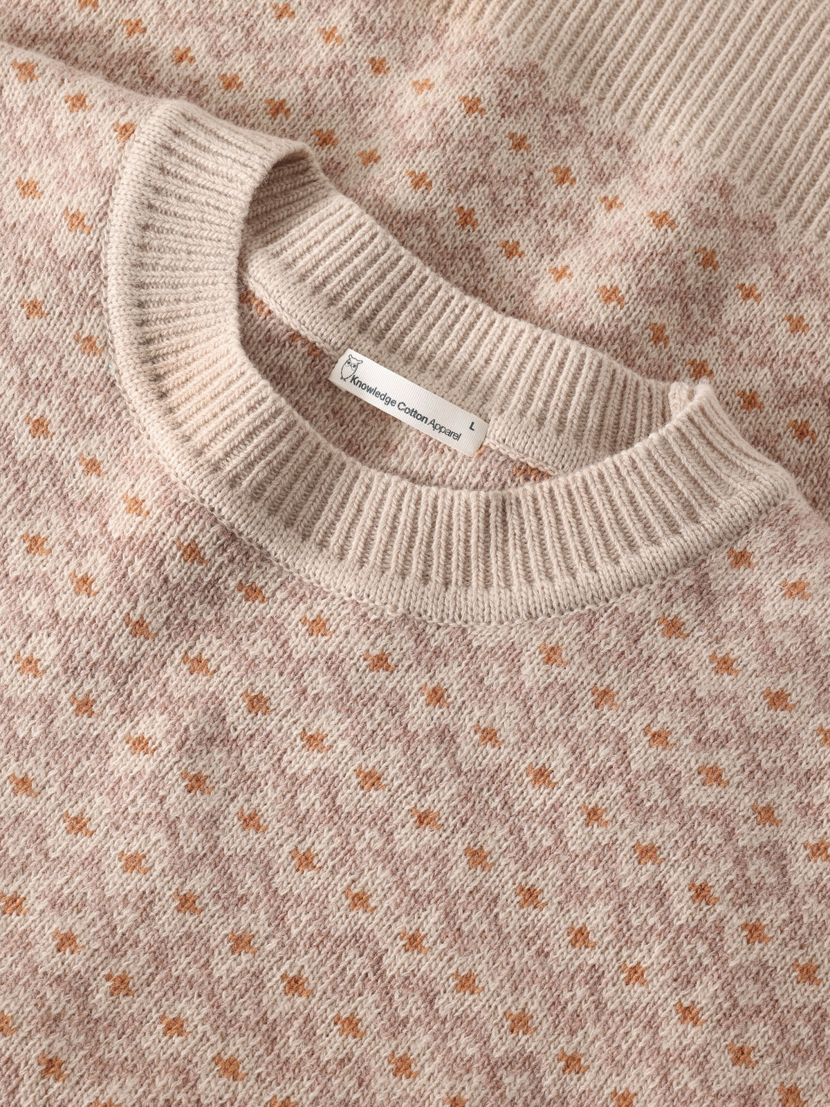 Pull jacquard col rond en pure laine d'agneau — KnowledgeCotton Apparel — Beige — gros plan matière 5 | Appart 17 Bruxelles