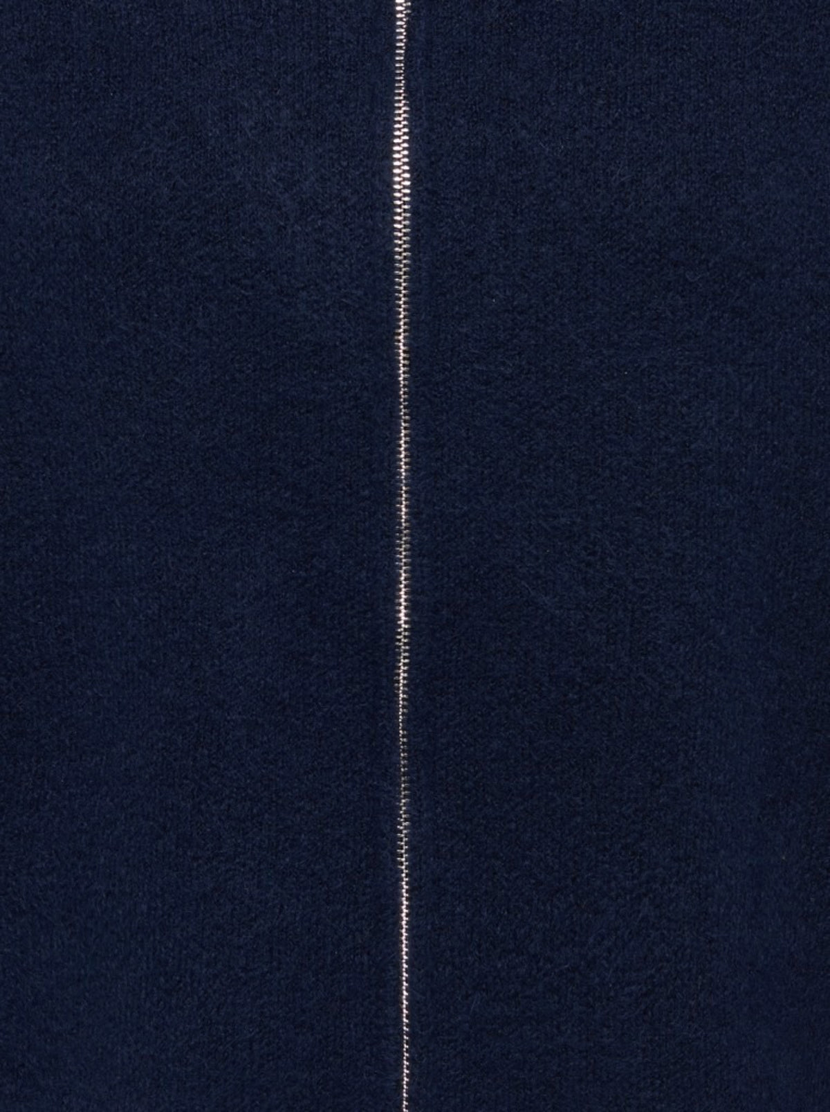 JDYZELINA Cardigan à double zip et col montant, manches longues — JDY — Navy Blazer — détail de la maille et du zip 3 | Appart 17 Bruxelles