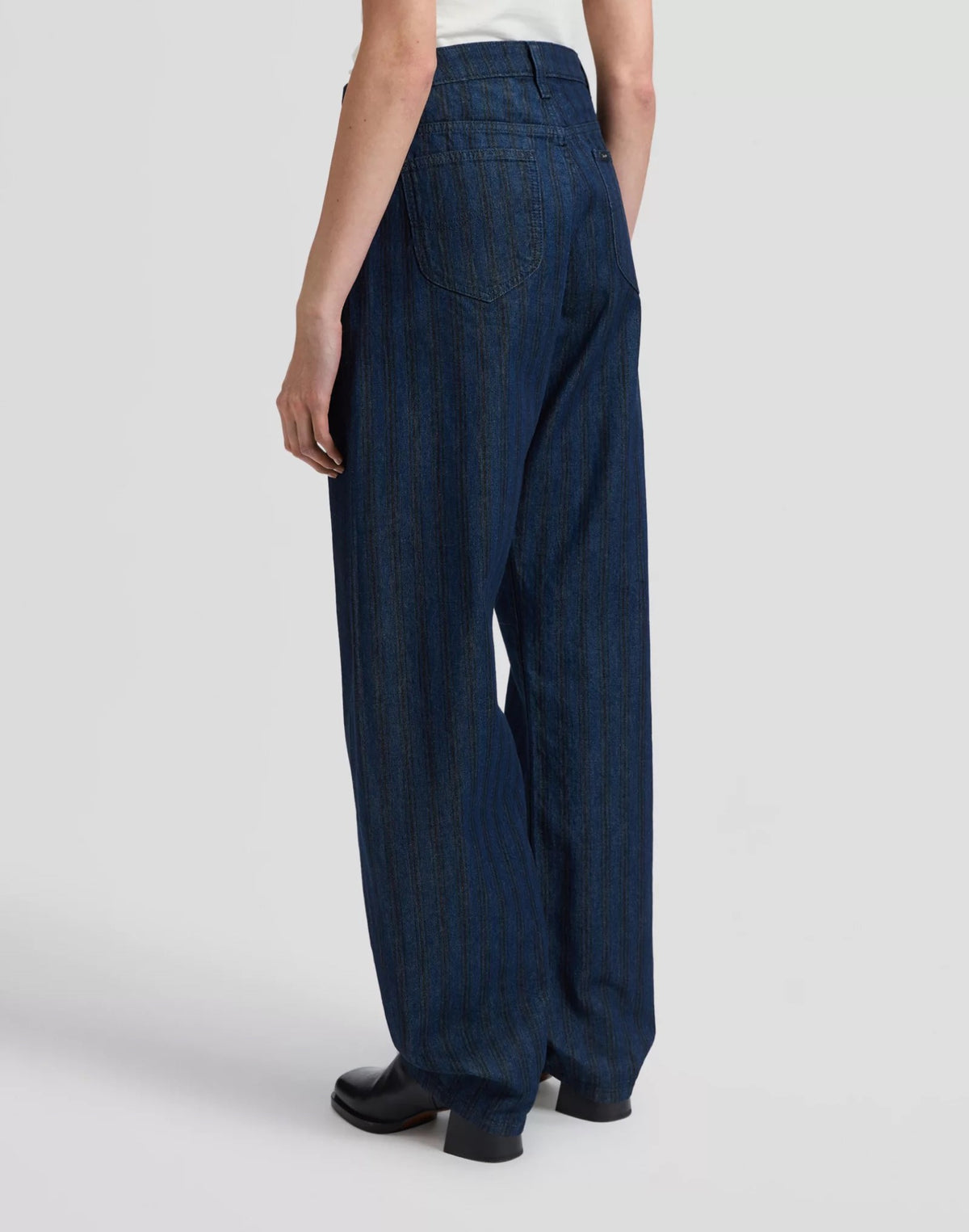 BALLOON Jean coupe ballon taille mi-haute en denim et lyocell — Lee — Hickory Rinse — porté, de face 3 | Appart 17 Bruxelles