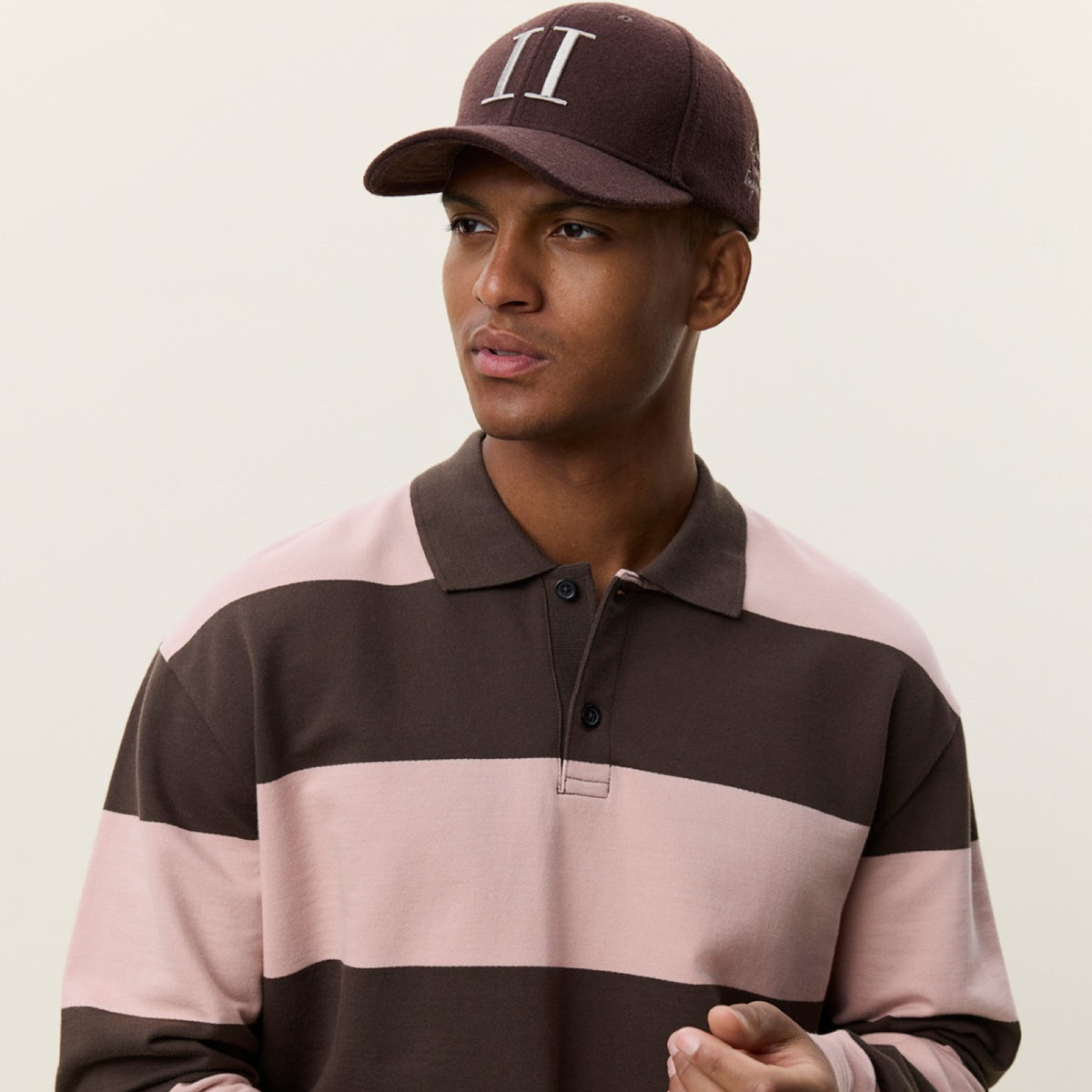 Striped LS Polo à manches longues rayé — Les Deux — Delicioso Brown — porté, de face | Appart 17 Bruxelles