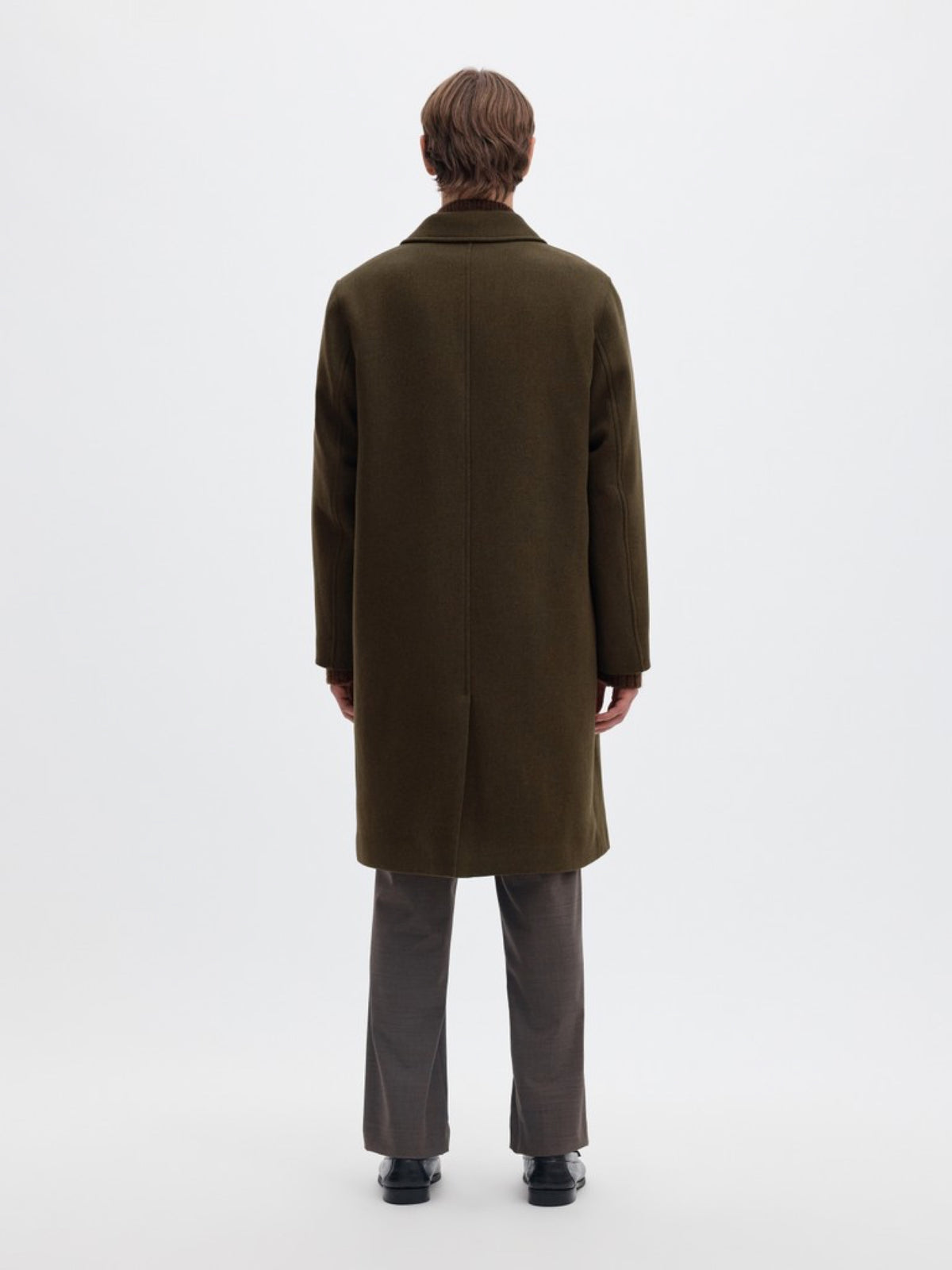 SLMSERGIO Manteau long croisé en laine recyclée Manteco — Selected Homme — Peat — porté, de dos 3 | Appart 17 Bruxelles