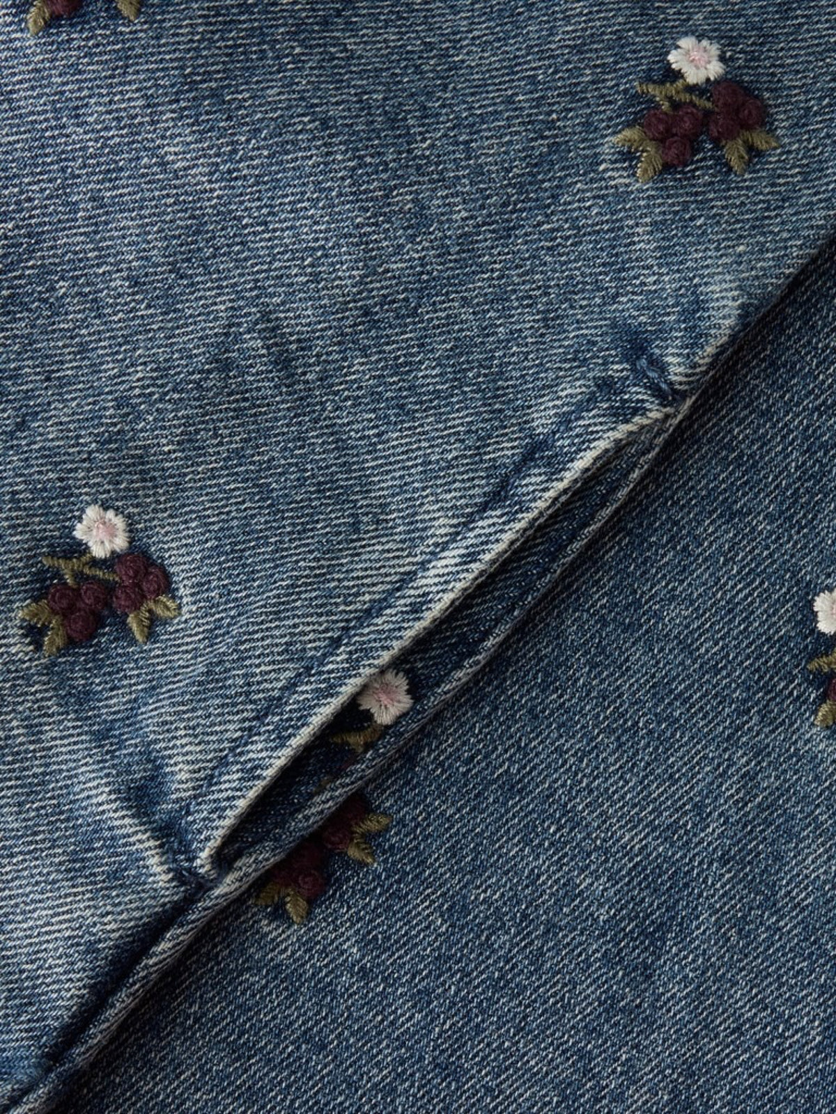 NMFROBERTA Robe chasuble en jean brodée de fleurs fille — Lil' Atelier — Dark Blue Denim — détail de la broderie et de l'ouverture de poche latérale 7 | Appart 17 Bruxelles