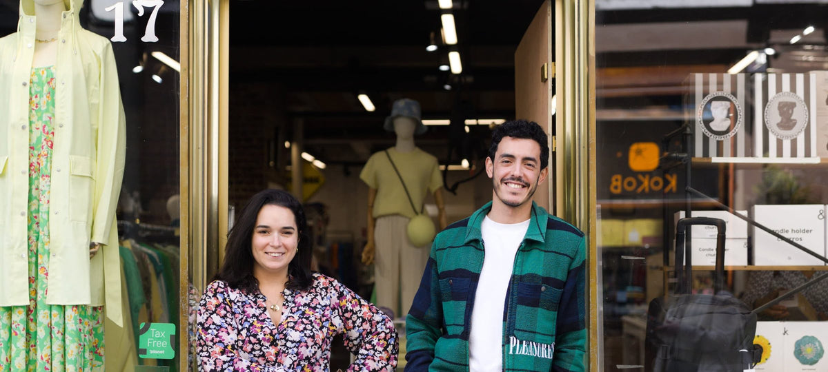L'équipe d'Appart 17 devant le concept store, rue des Grands Carmes à Bruxelles