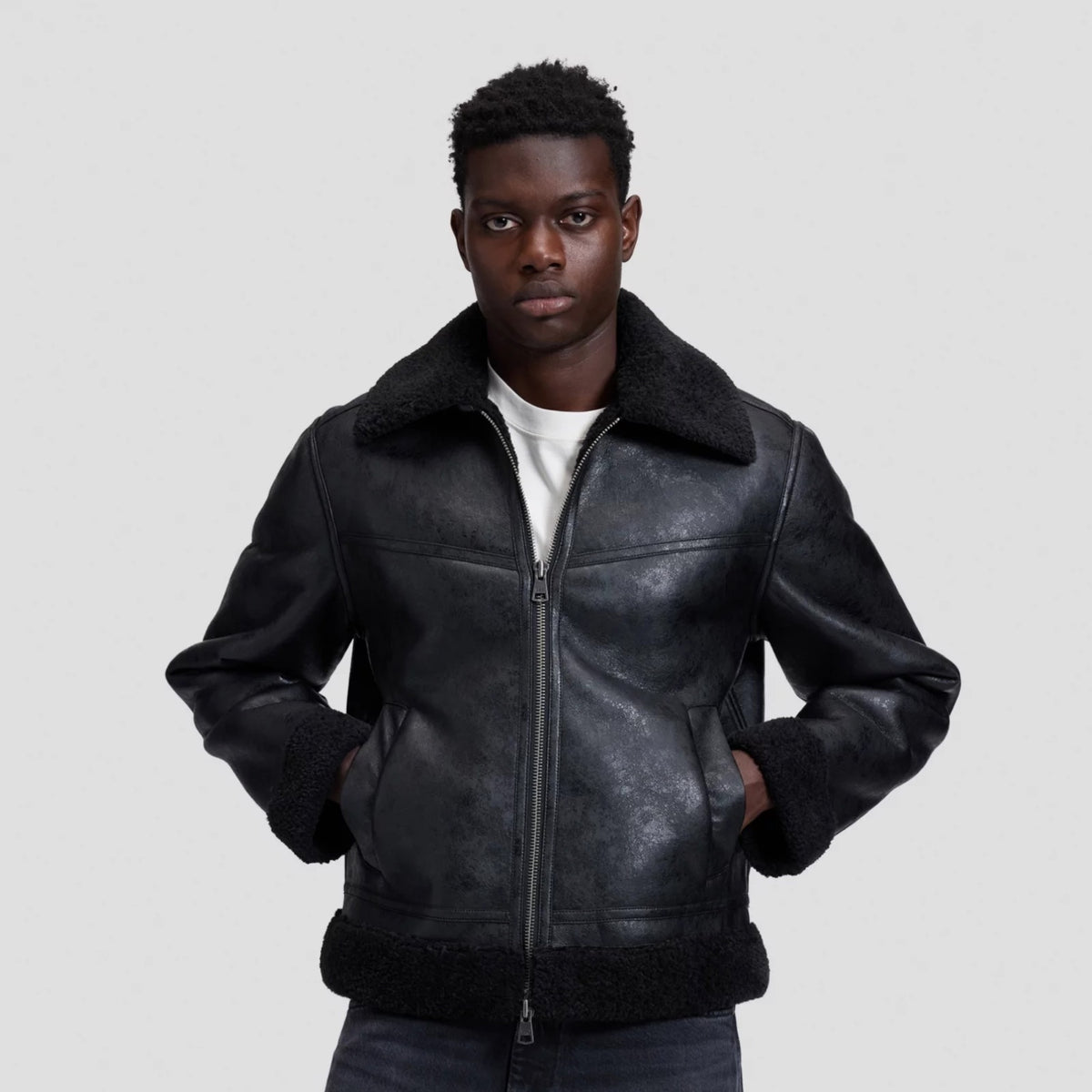 AVIATOR Blouson aviateur homme effet cuir, col chemise en sherpa — Lee — Black — porté, de face, fermé | Appart 17 Bruxelles