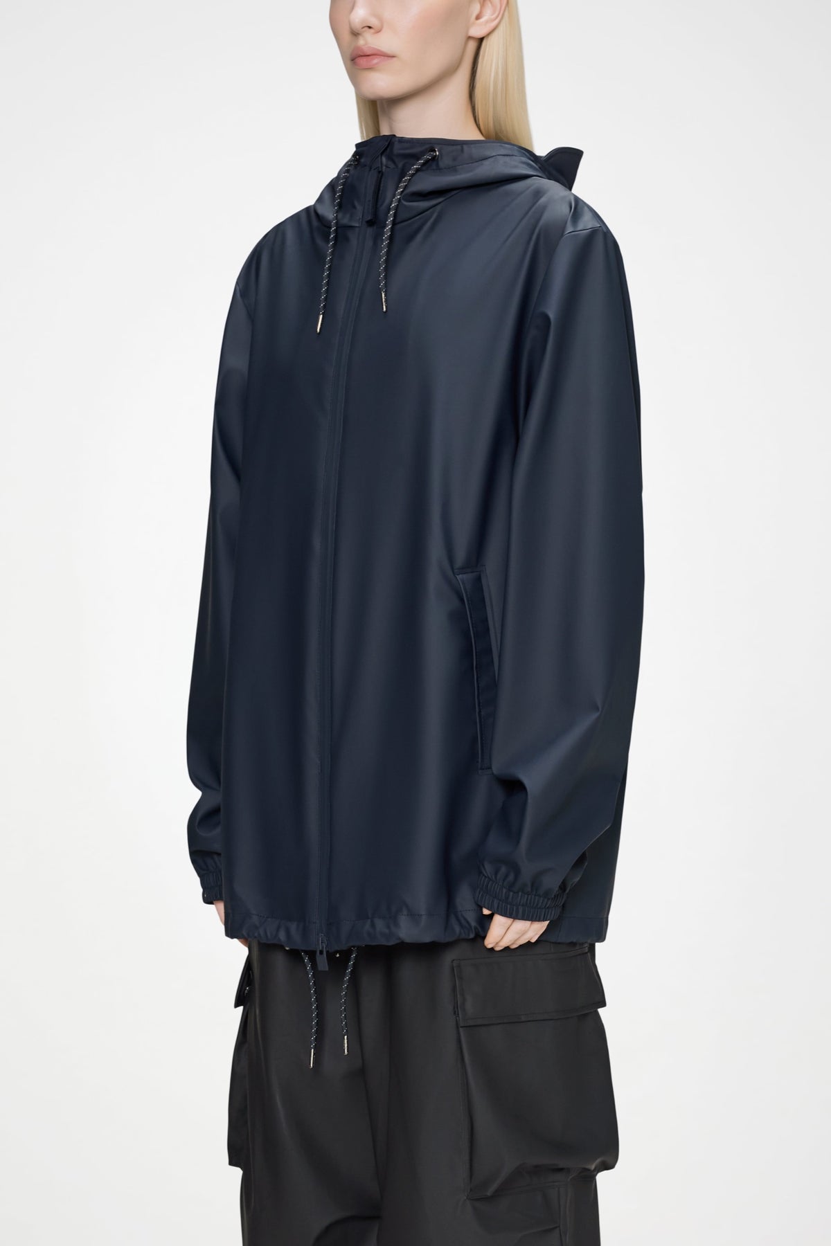 Rains Storm Breaker W3 — Rains — Navy — porté 4 | Appart 17 Bruxelles